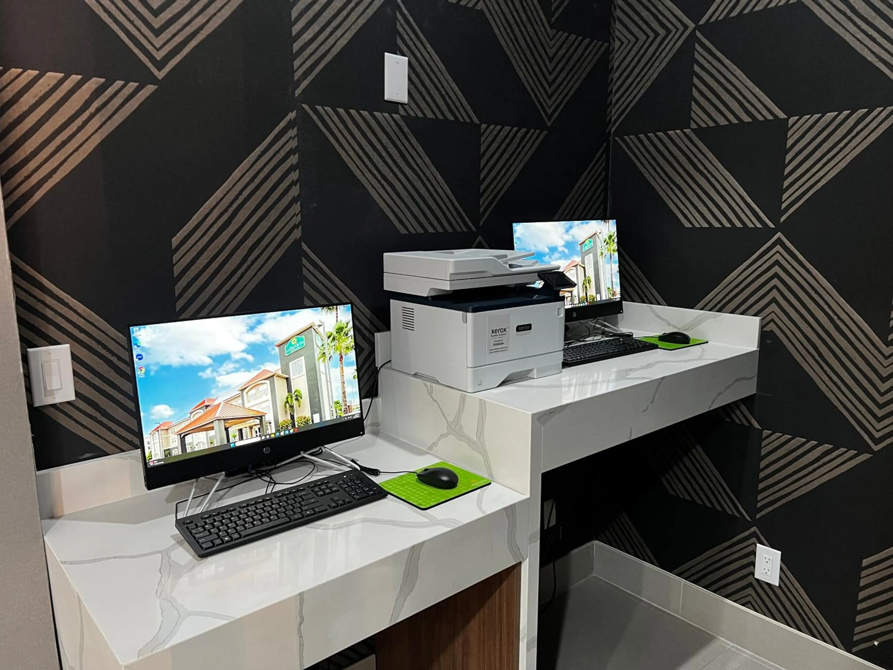 Business facilities in La Quinta Inn & Suites by Wyndham Pharr RGV Medical Center