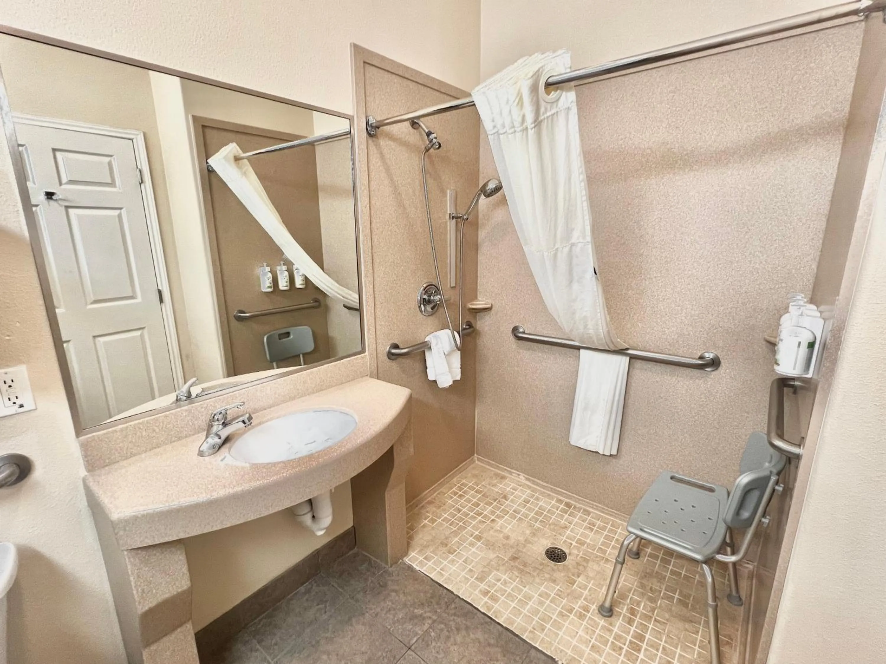 Shower in La Quinta Inn & Suites by Wyndham Pharr RGV Medical Center