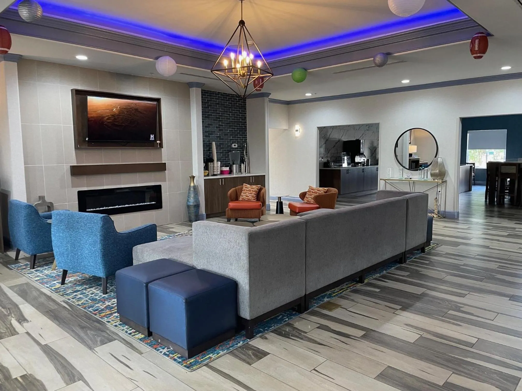 Seating area in La Quinta by Wyndham Oklahoma City - Moore