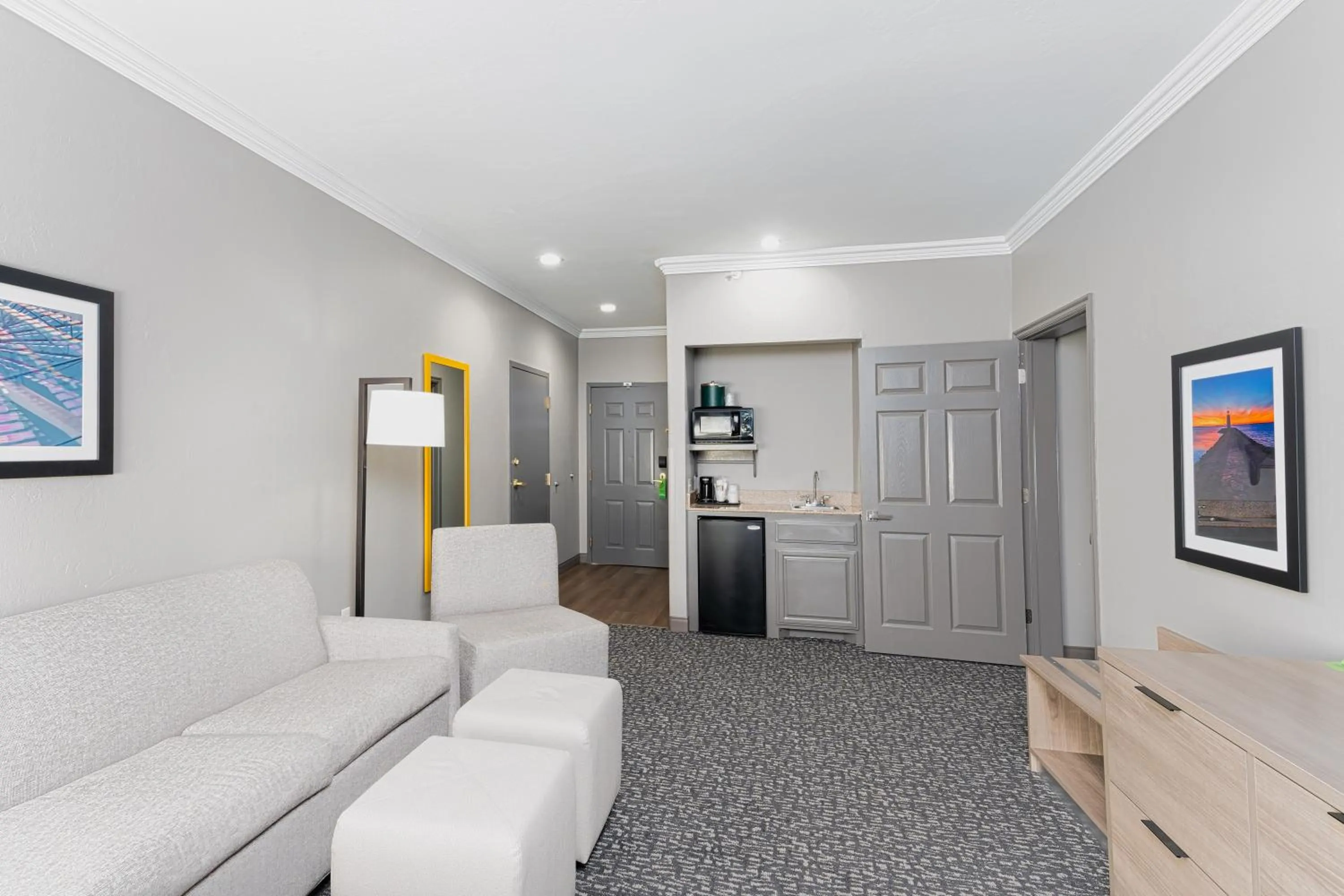 Living room in La Quinta by Wyndham Oklahoma City - Moore