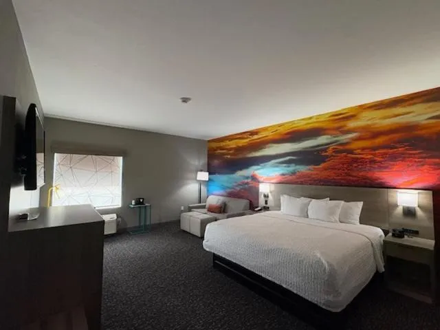 Photo of the whole room, Bed in La Quinta by Wyndham Oklahoma City - Moore
