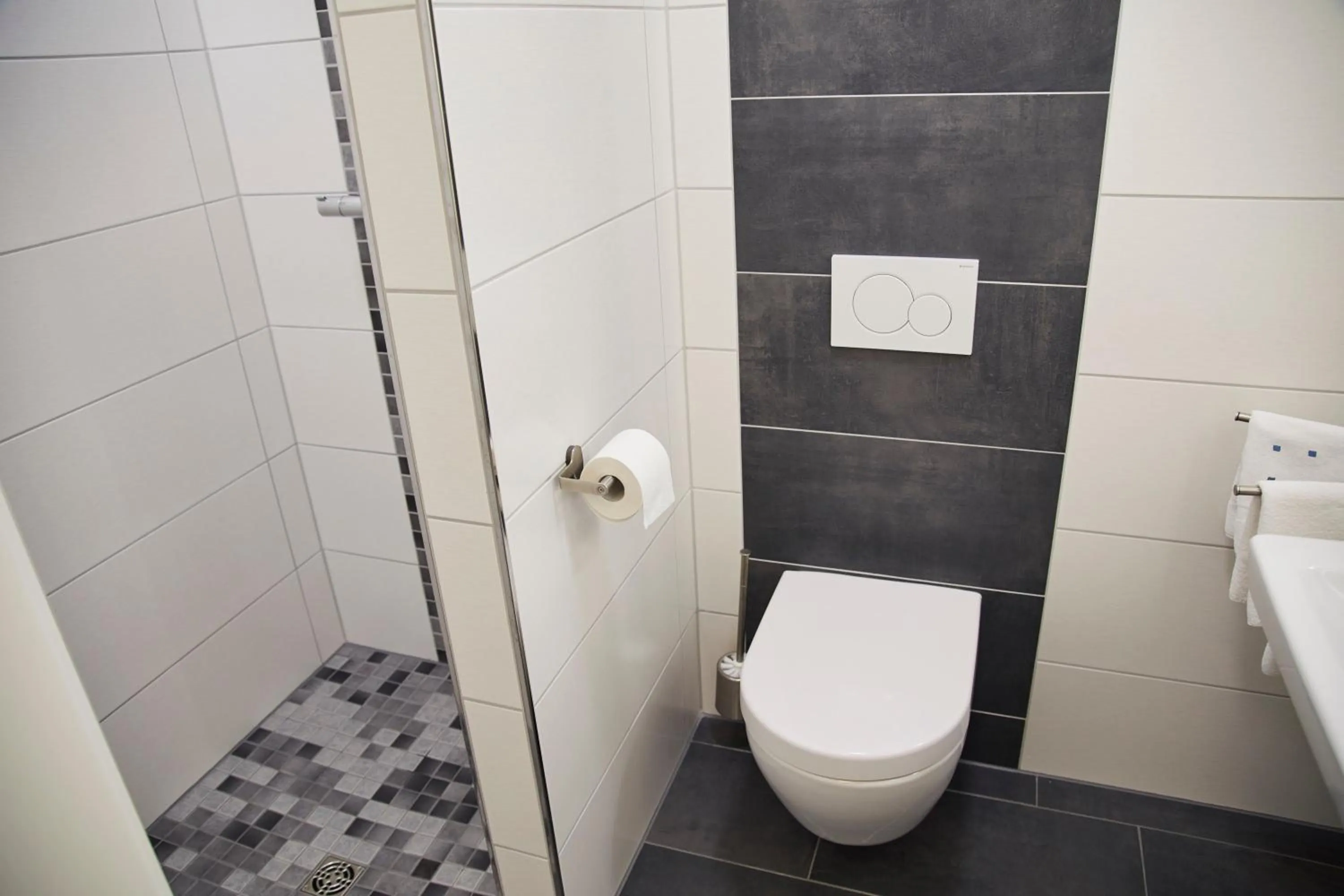 Shower in Lothringer Hof