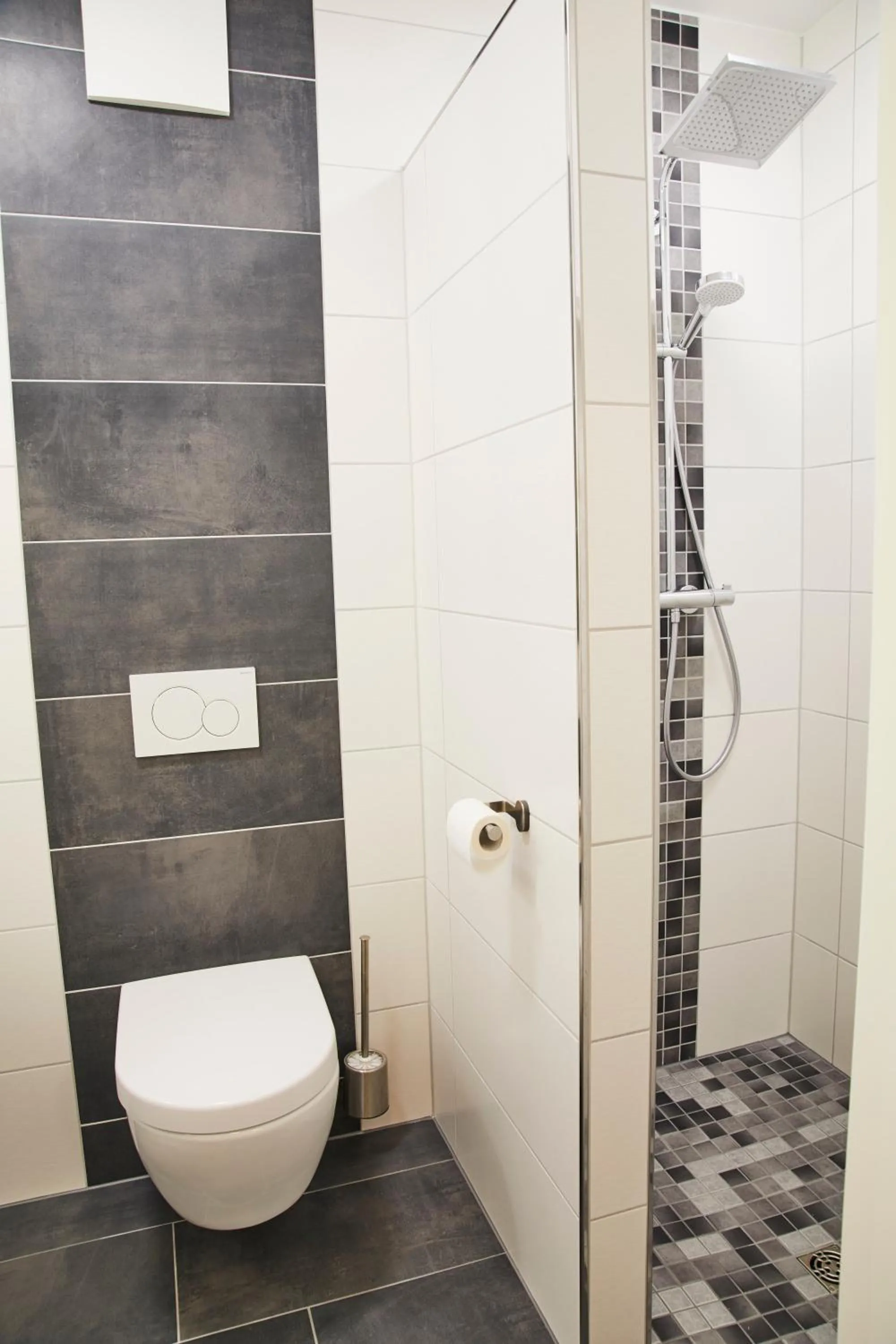 Shower in Lothringer Hof