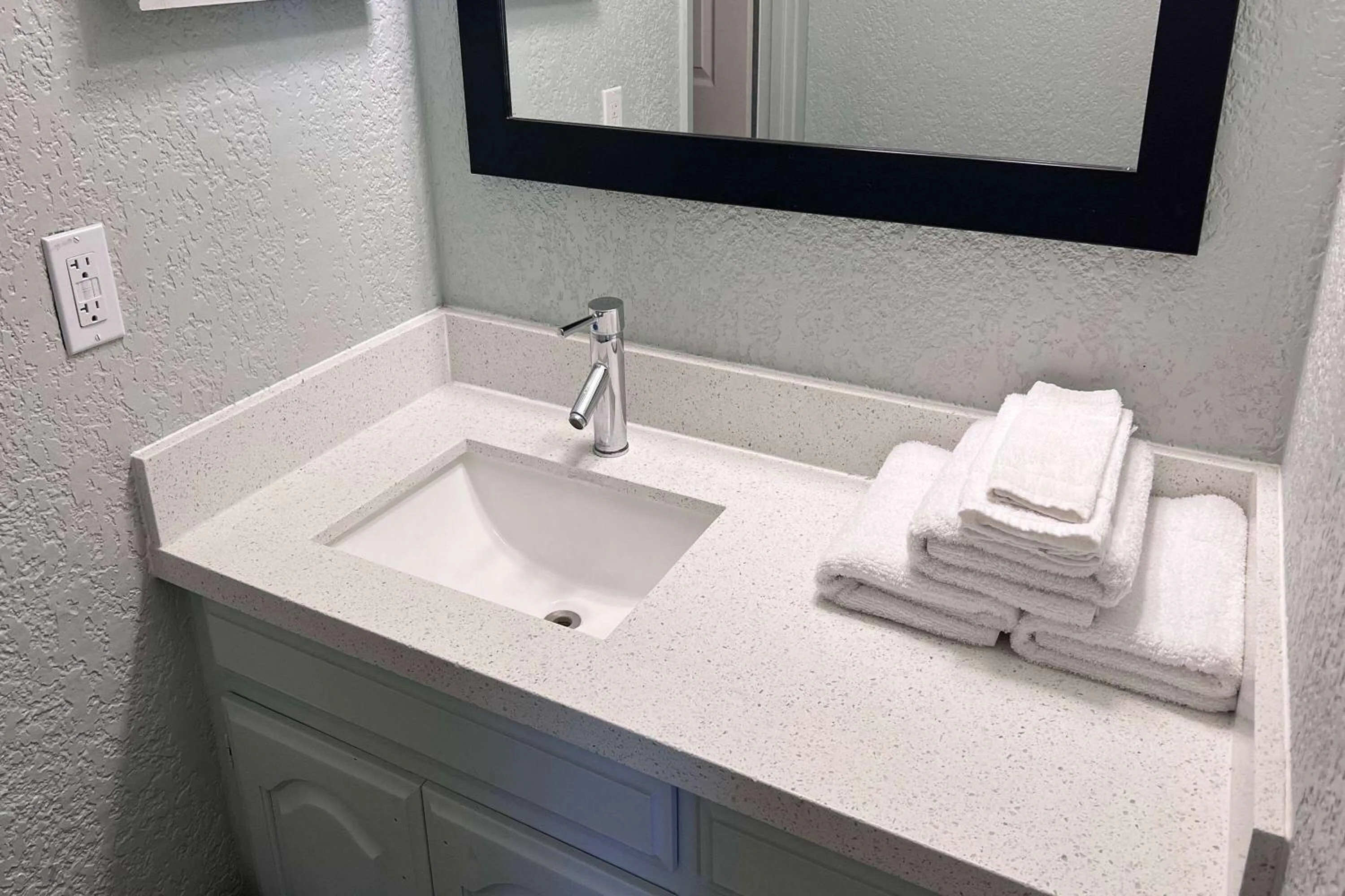 TV and multimedia in Days Inn by Wyndham Sulphur West