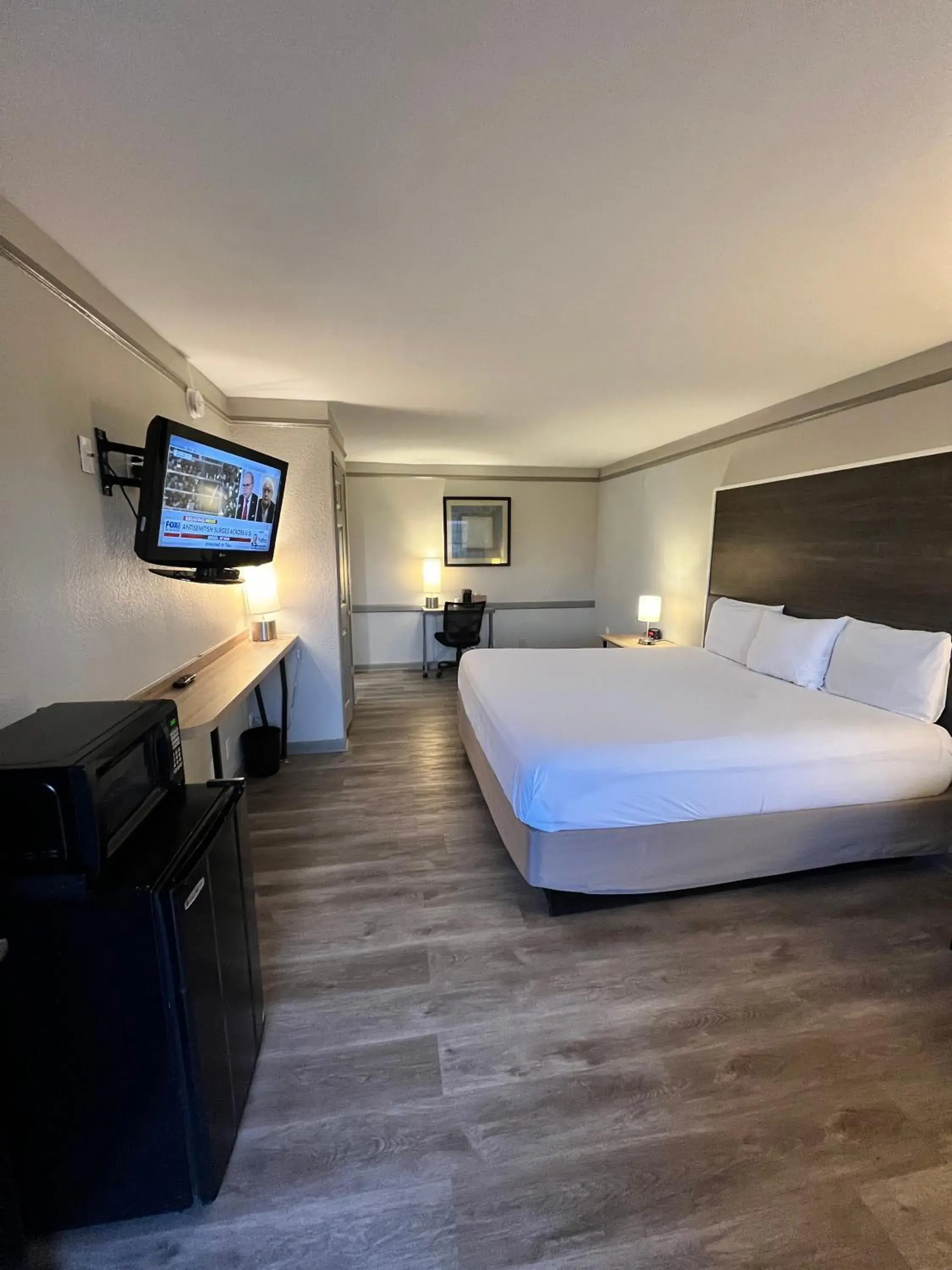 King Room - Mobility Access/Non-Smoking in Days Inn by Wyndham Sulphur West King Room - Mobility Access/Non-Smoking in Days Inn by Wyndham Sulphur West