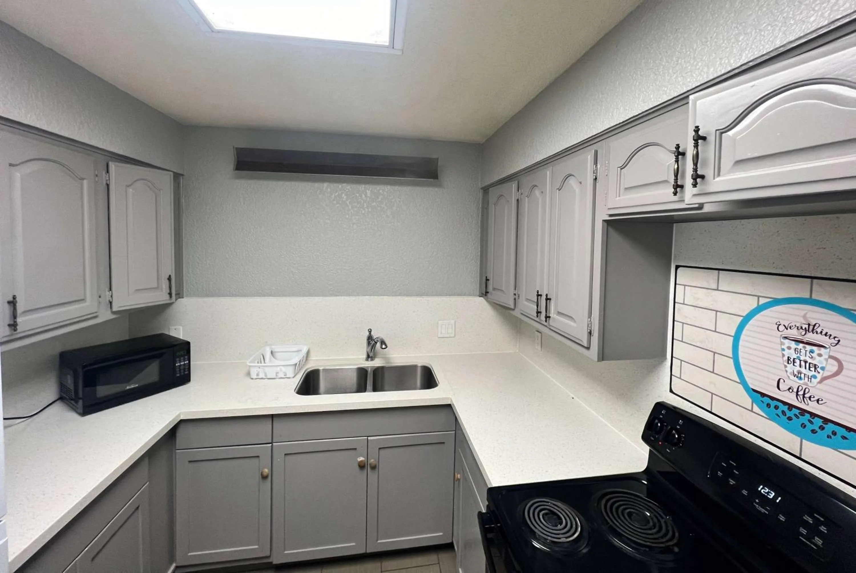 Photo of the whole room in Days Inn by Wyndham Sulphur West