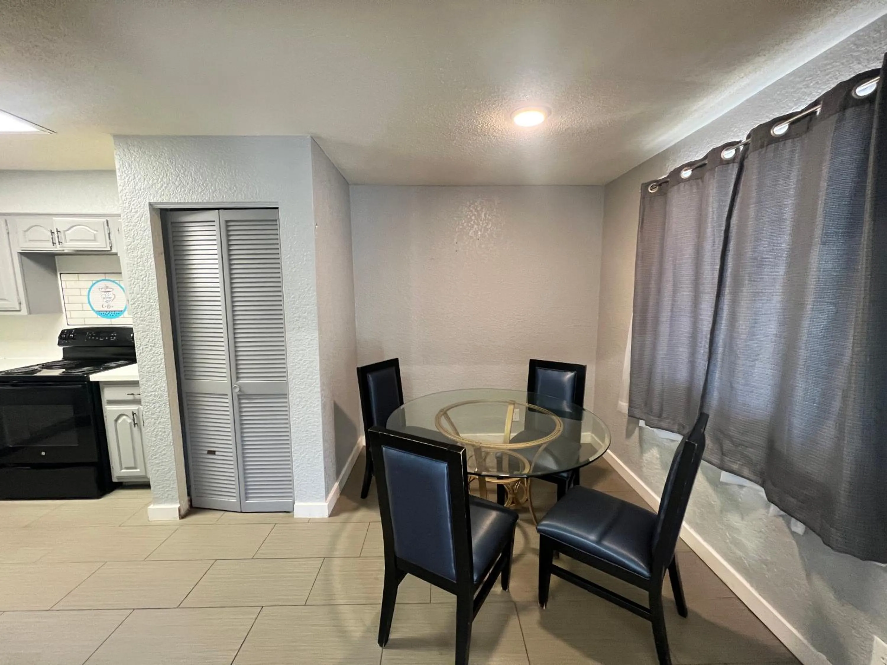 Kitchen or kitchenette in Days Inn by Wyndham Sulphur West