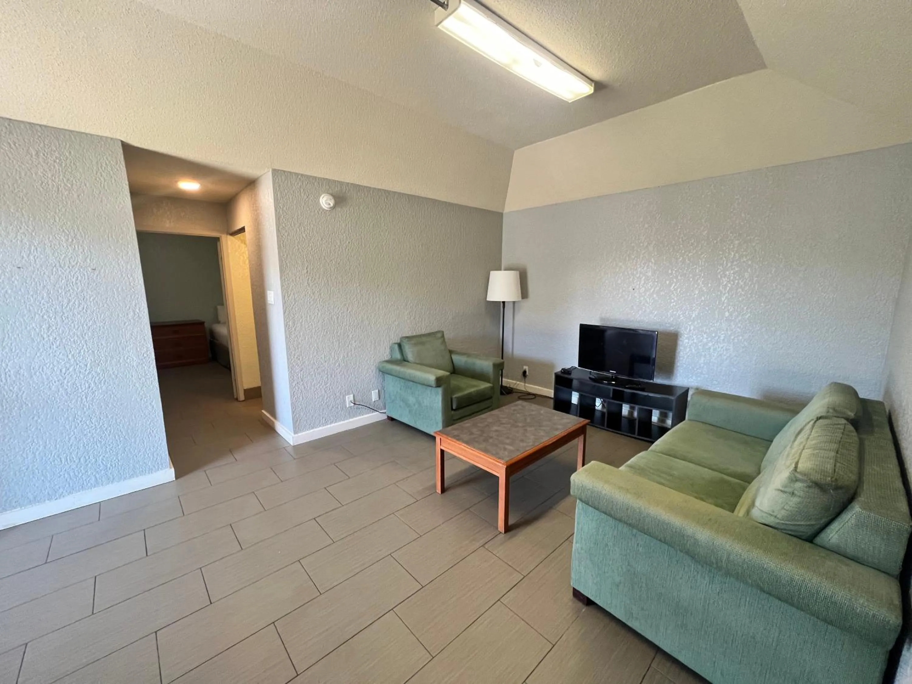 TV and multimedia in Days Inn by Wyndham Sulphur West