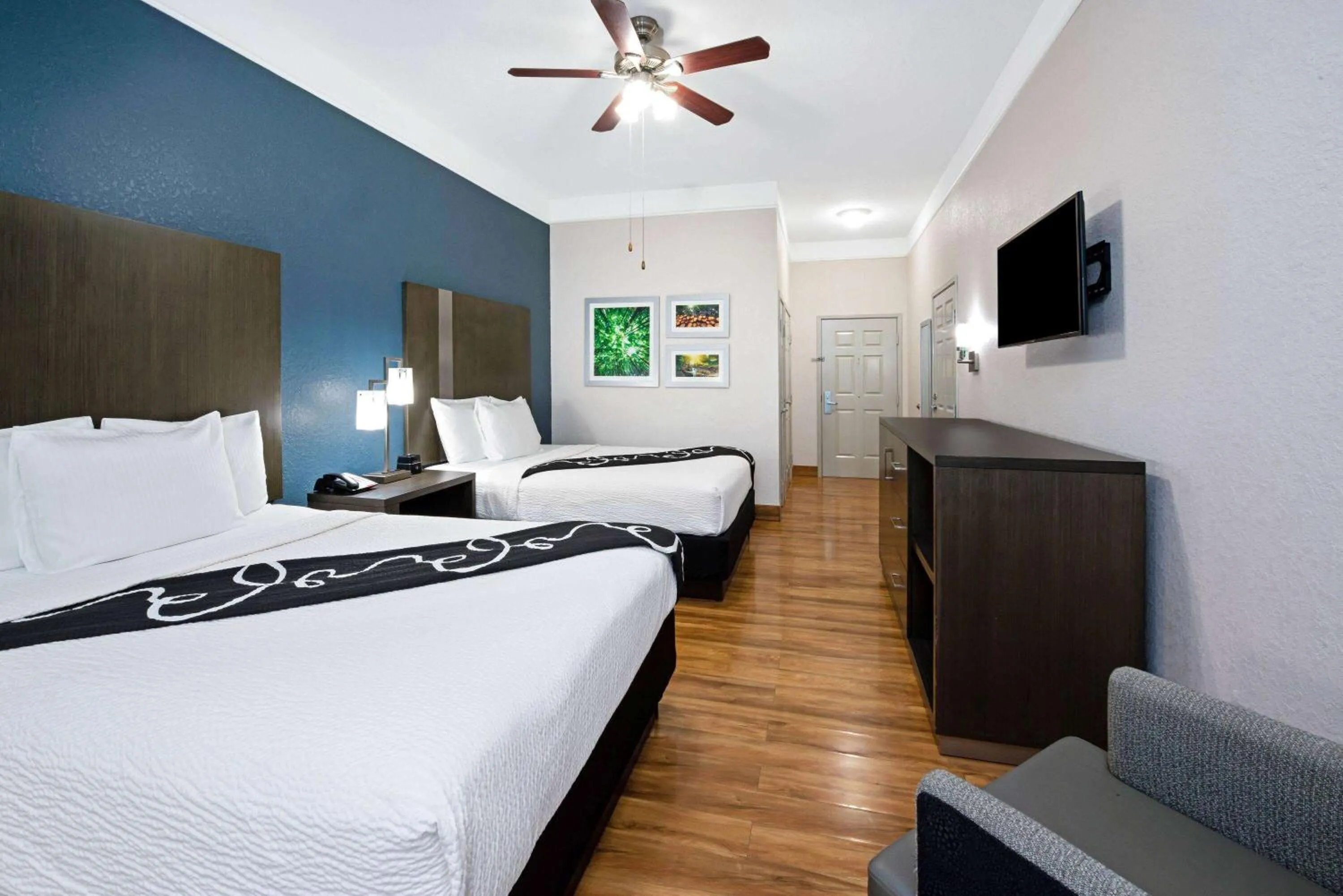 Photo of the whole room, Bed in La Quinta Inn & Suite Kingwood Houston IAH Airport 53200