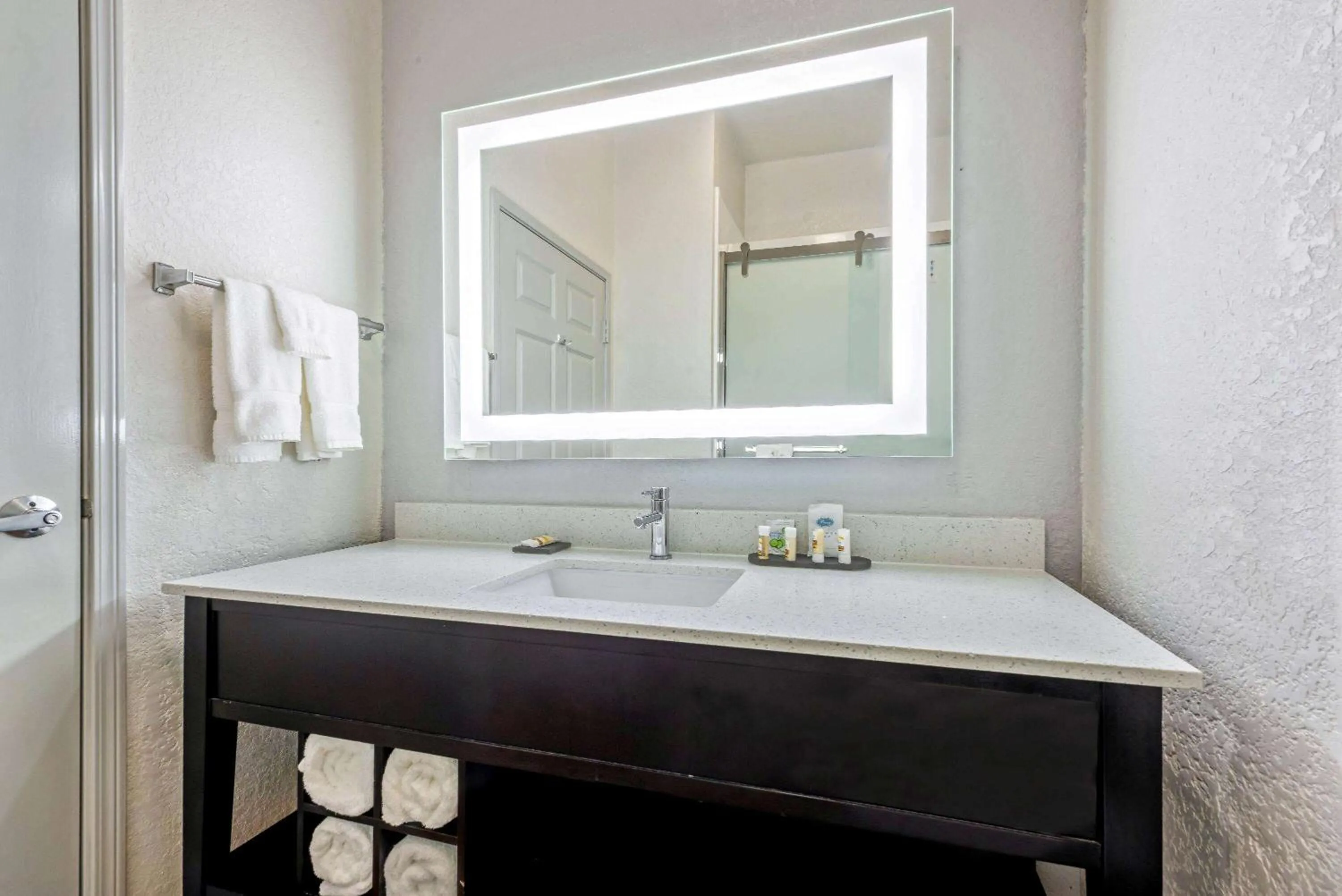 Bathroom in La Quinta Inn & Suite Kingwood Houston IAH Airport 53200