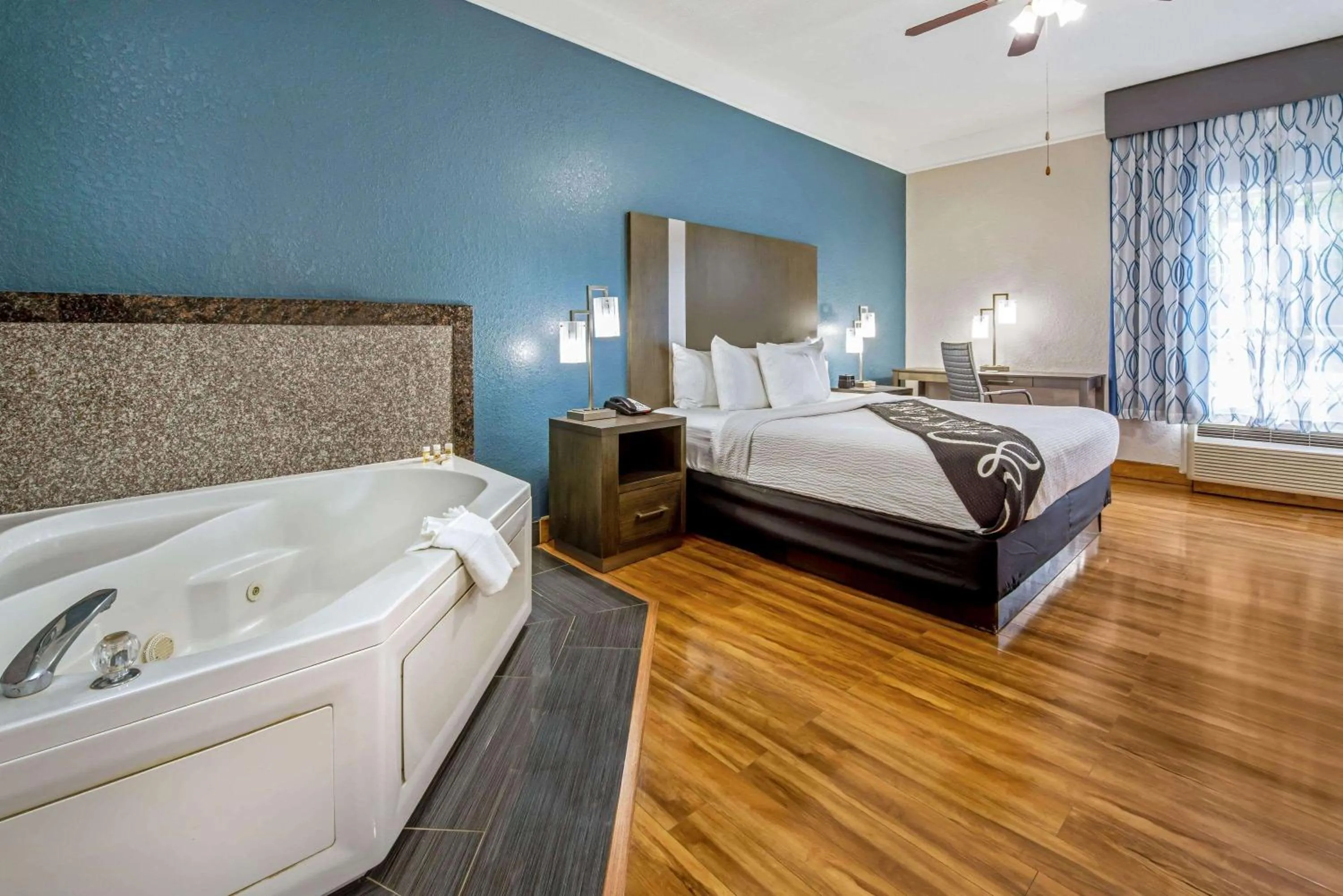 Photo of the whole room, Bed in La Quinta Inn & Suite Kingwood Houston IAH Airport 53200