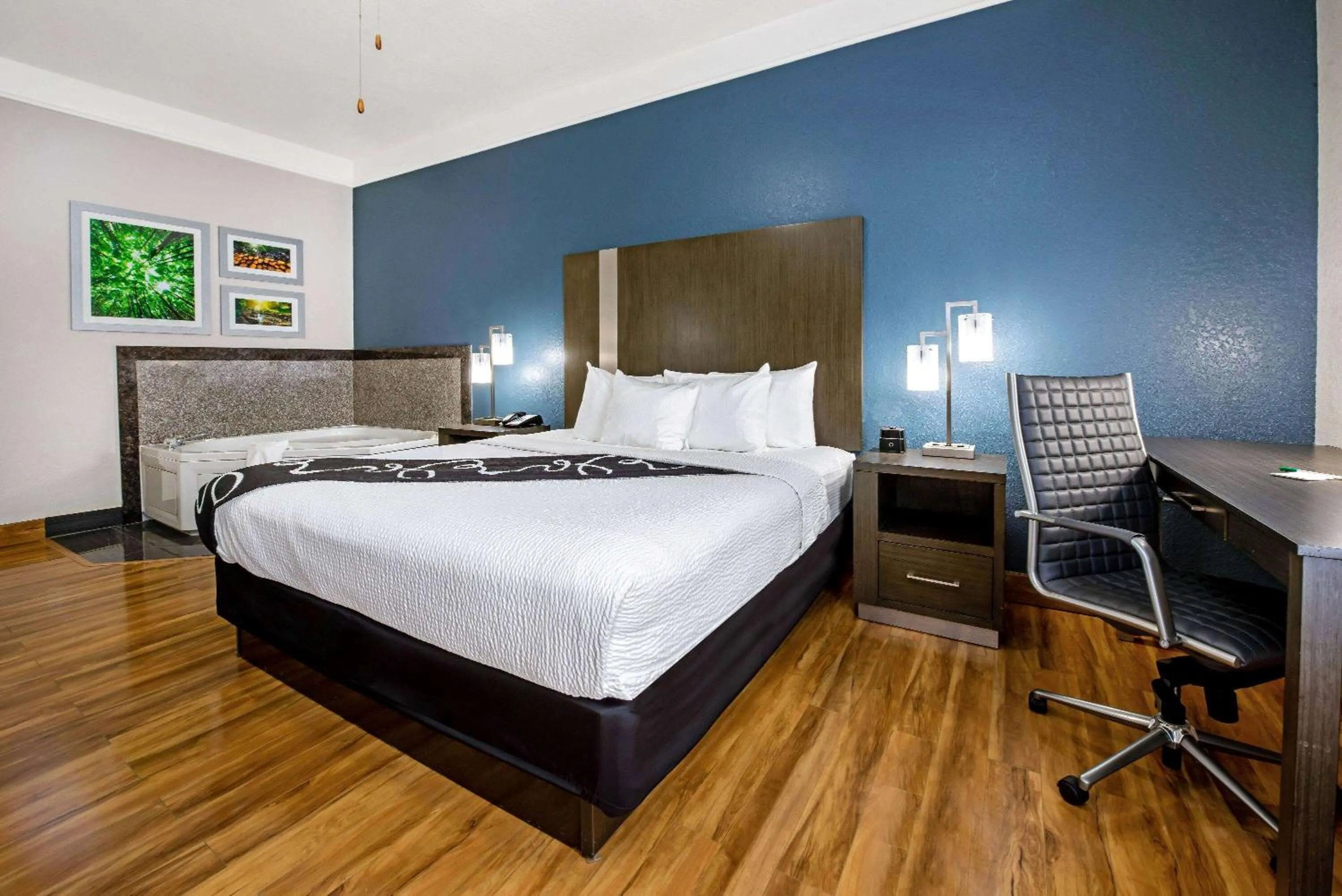 Photo of the whole room, Bed in La Quinta Inn & Suite Kingwood Houston IAH Airport 53200