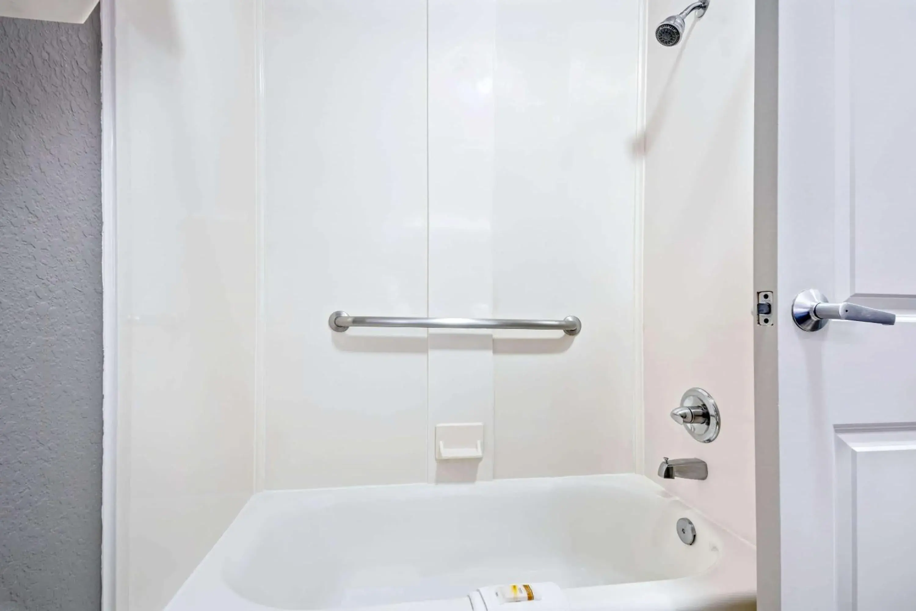 King Room with Bath Tub and Forest View - Mobility/Hearing Access - Non-Smoking in La Quinta by Wyndham Conroe King Room with Bath Tub and Forest View - Mobility/Hearing Access - Non-Smoking in La Quinta by Wyndham Conroe