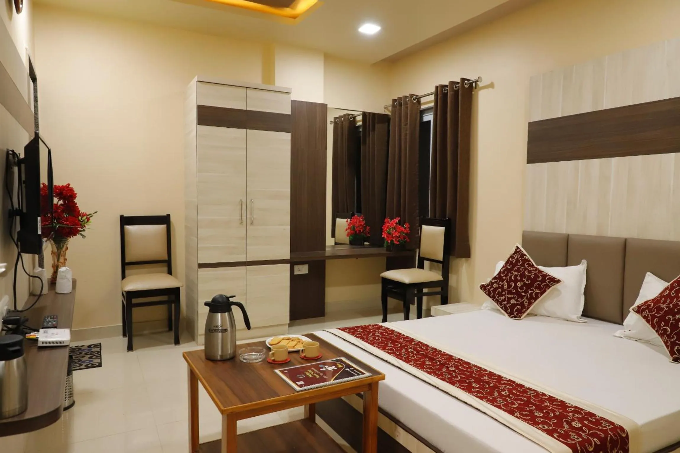 Photo of the whole room, Bed in Hotel Royal Suites