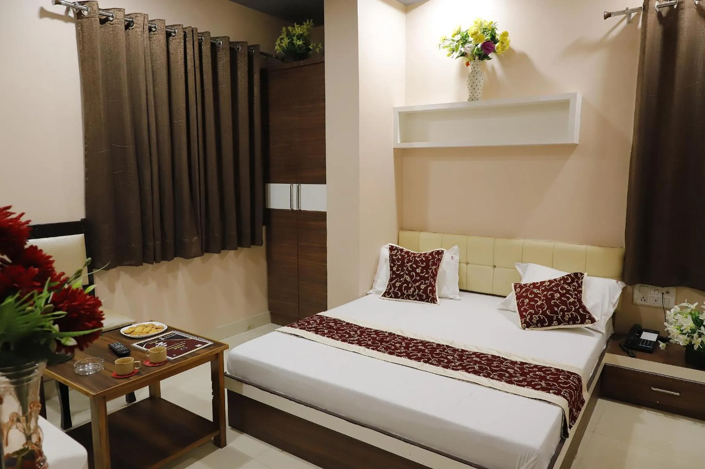 Photo of the whole room, Bed in Hotel Royal Suites