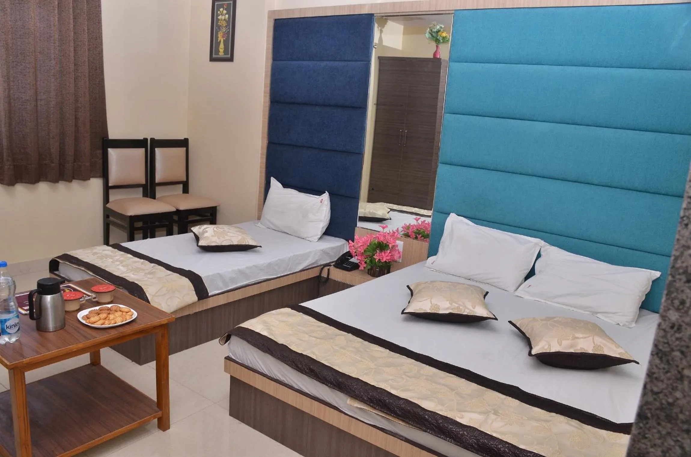 Photo of the whole room, Bed in Hotel Royal Suites