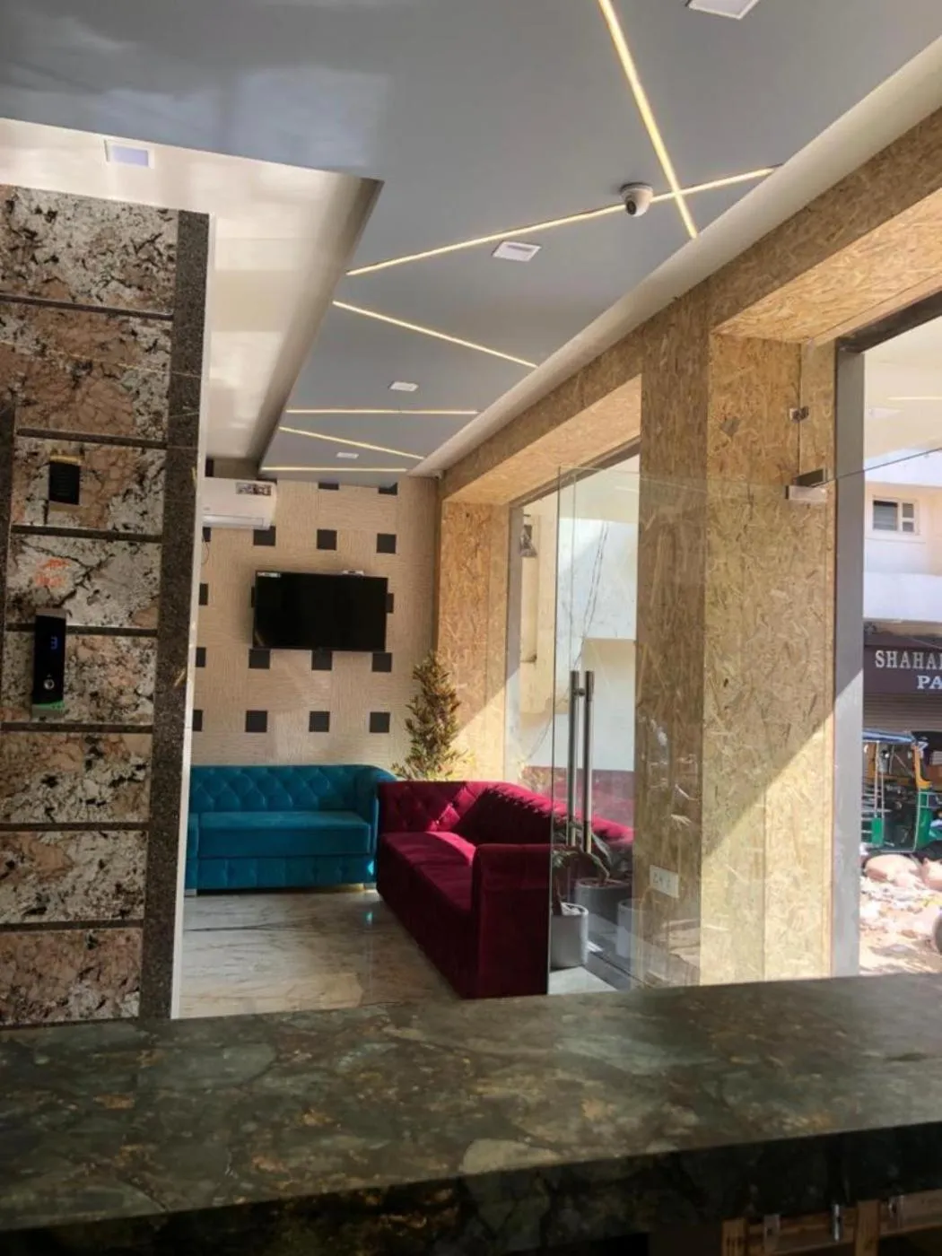 Facade/entrance in Hotel Royal Suites