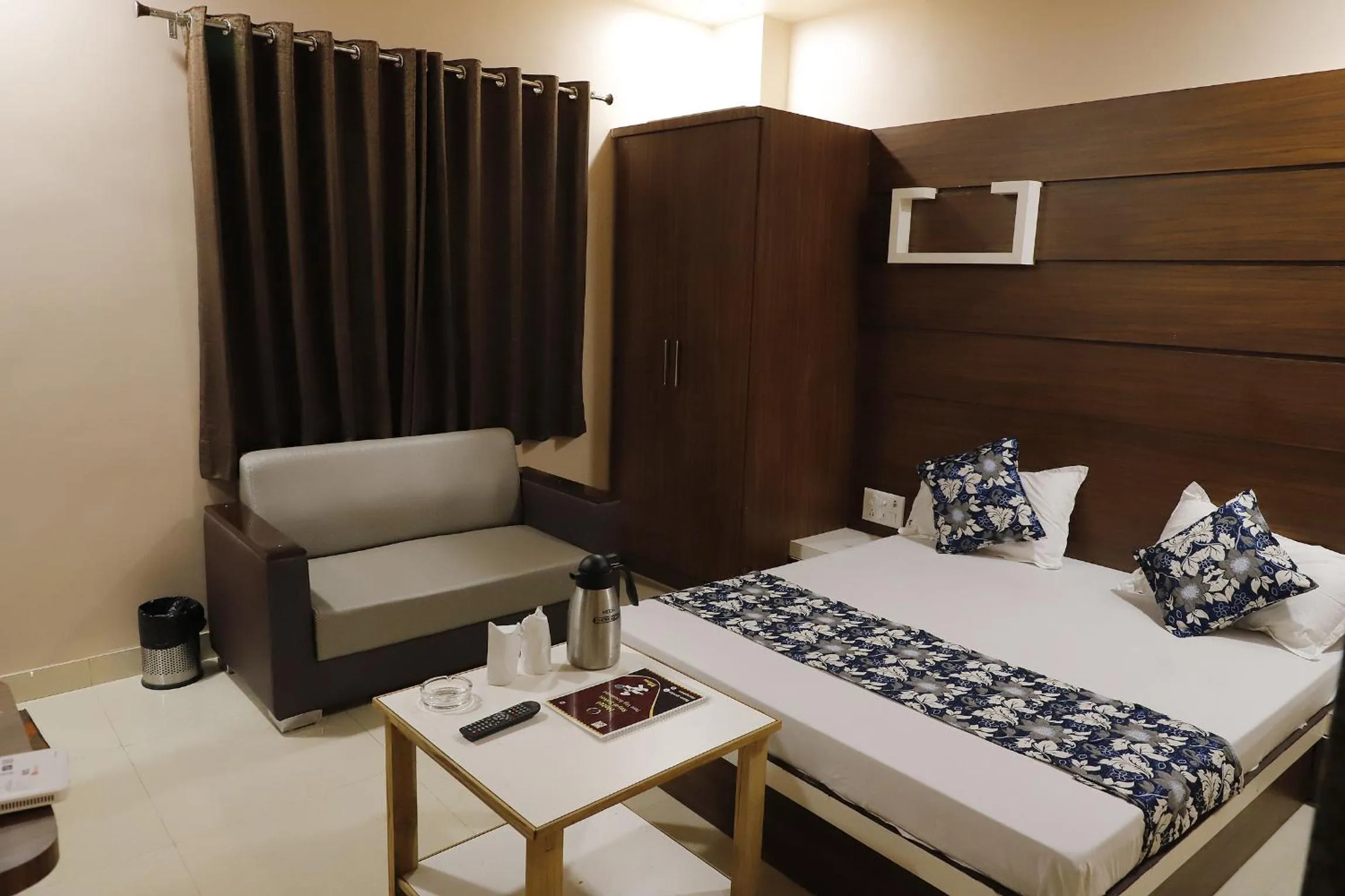 Photo of the whole room, Bed in Hotel Royal Suites