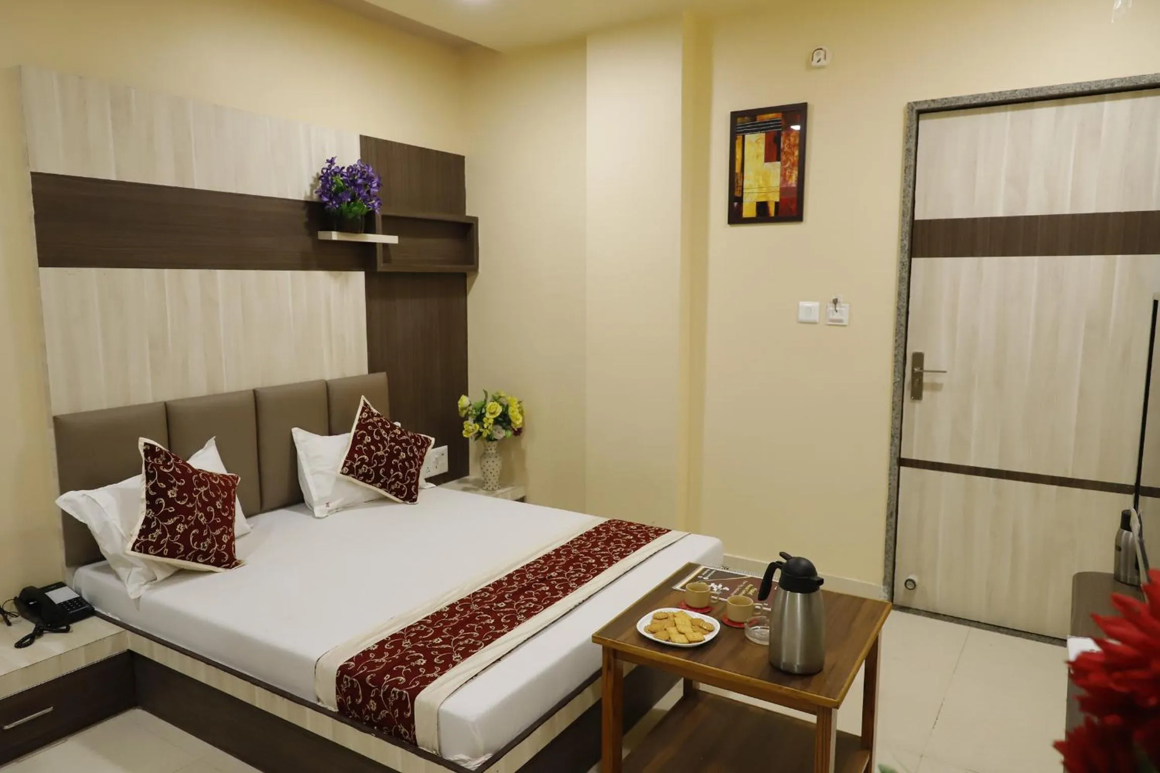 Photo of the whole room, Bed in Hotel Royal Suites