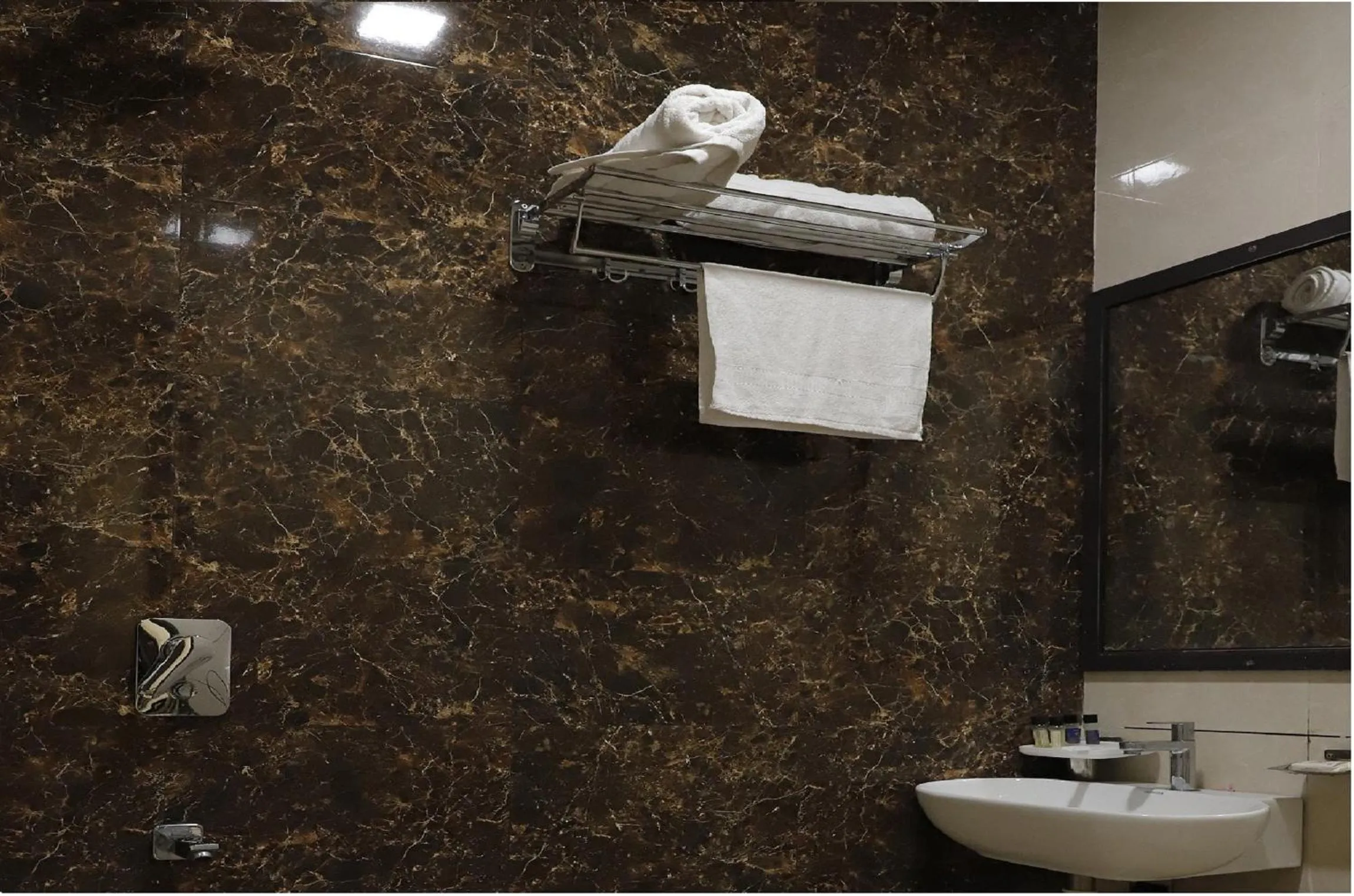 Bathroom in Hotel Royal Suites