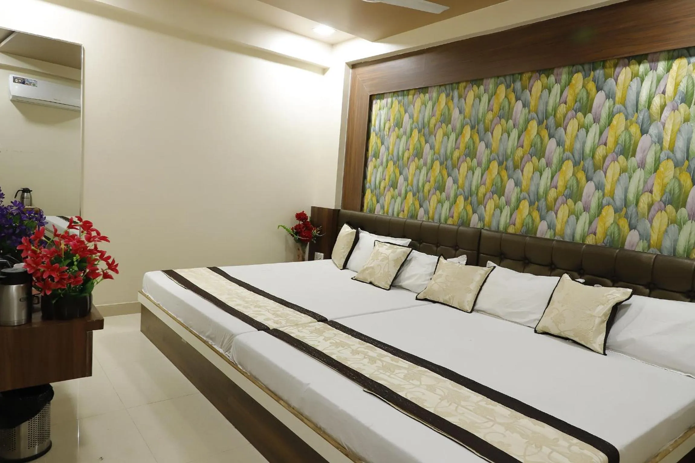 Photo of the whole room, Bed in Hotel Royal Suites