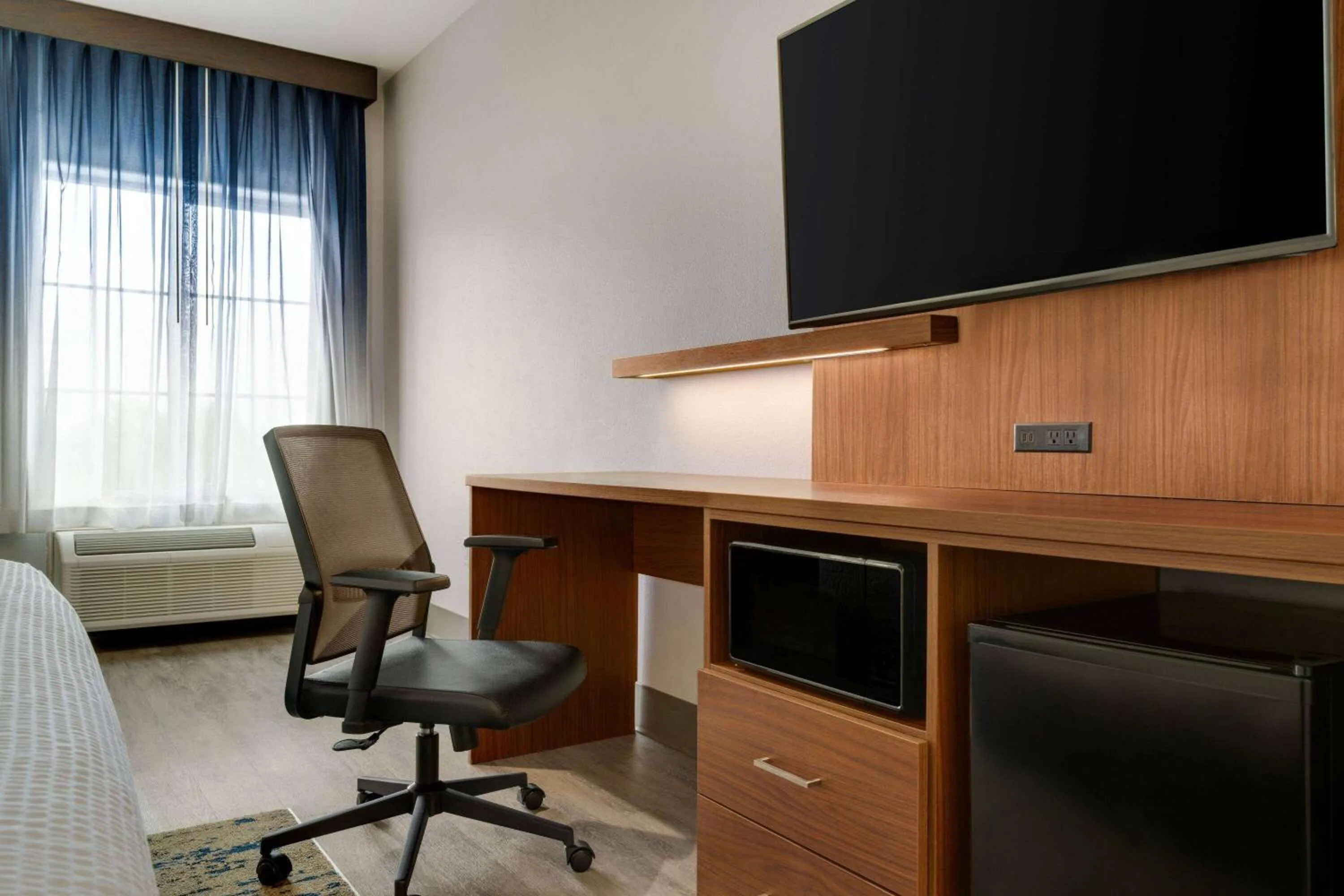 Photo of the whole room in La Quinta by Wyndham Stephenville