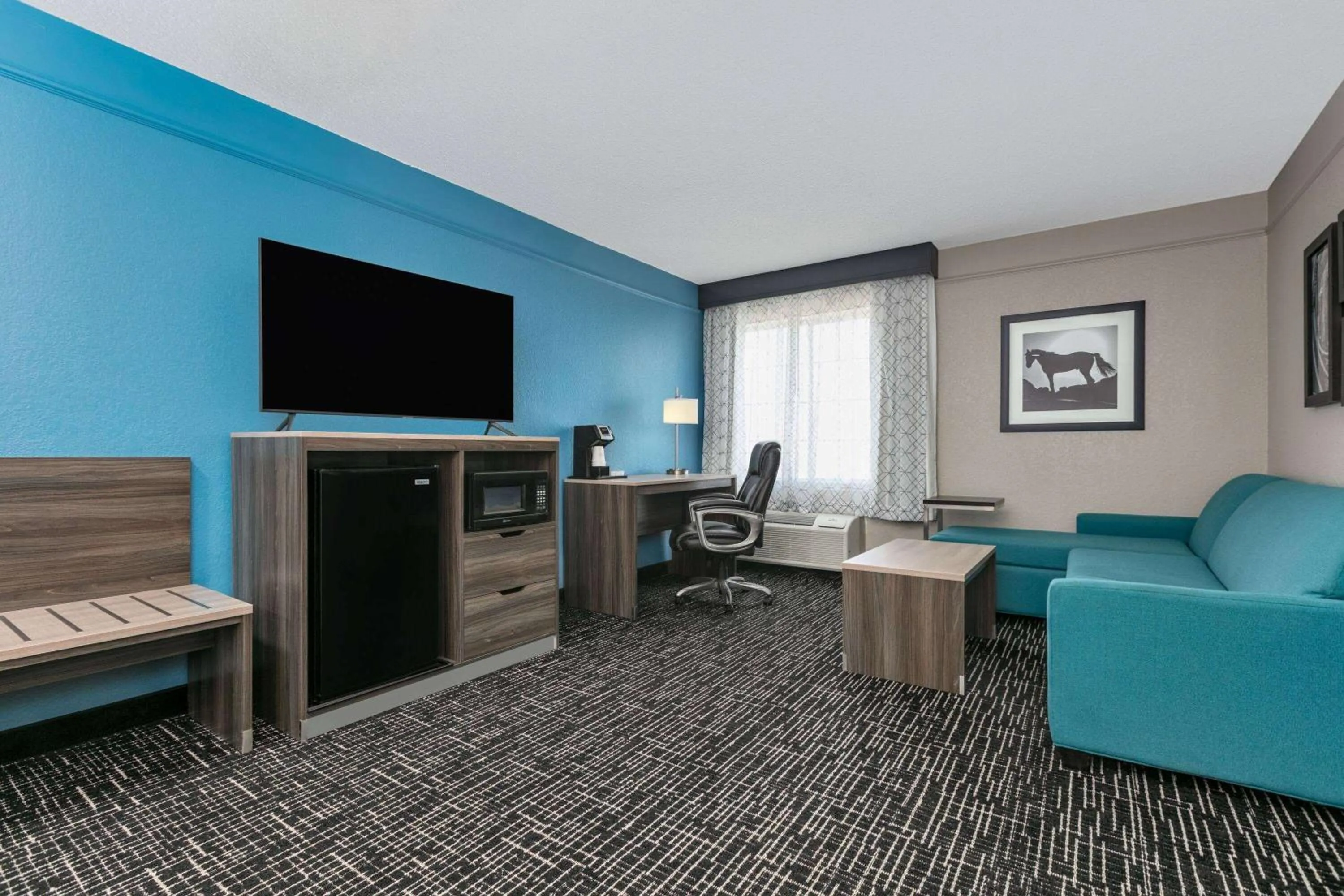 Photo of the whole room in La Quinta by Wyndham Weatherford