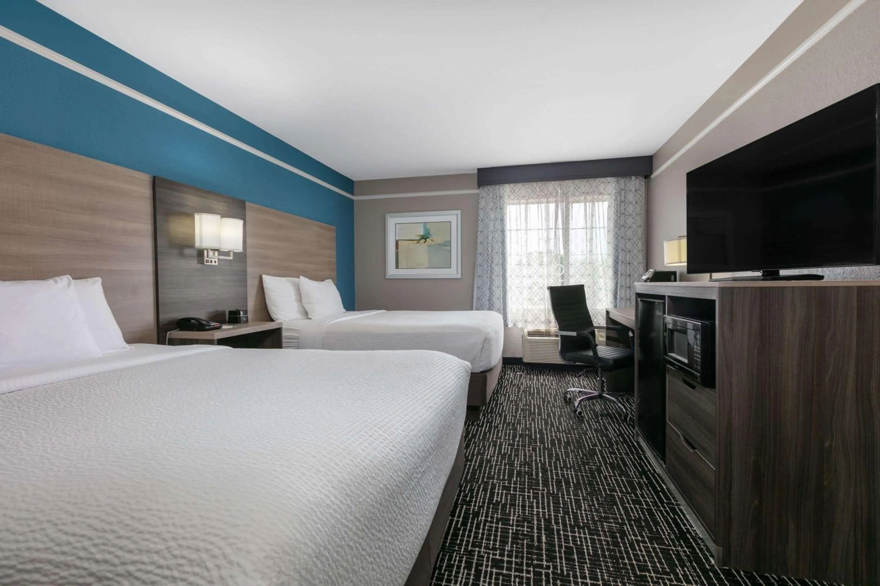 Photo of the whole room, Bed in La Quinta by Wyndham Weatherford