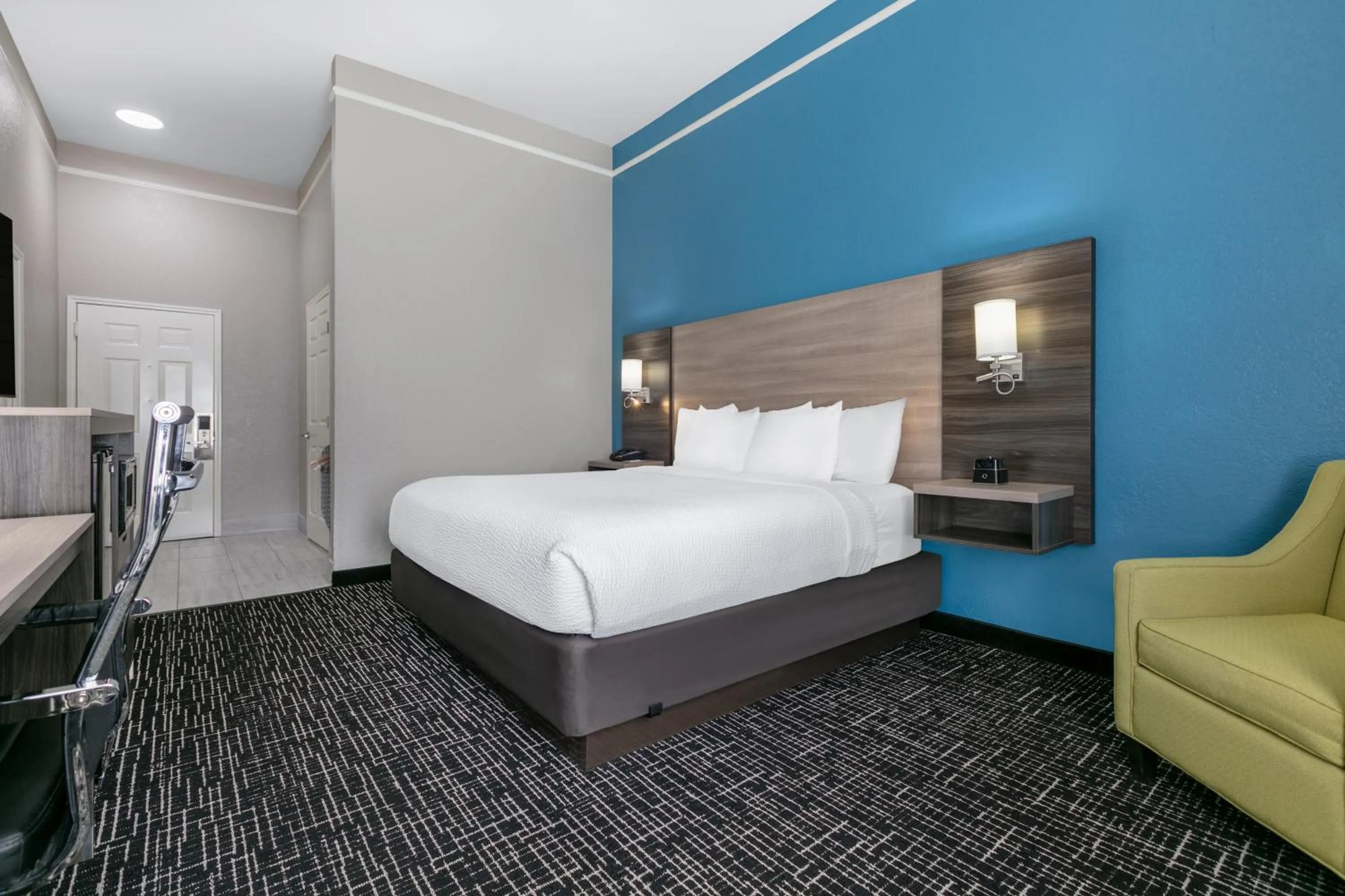 Bedroom, Bed in La Quinta by Wyndham Weatherford