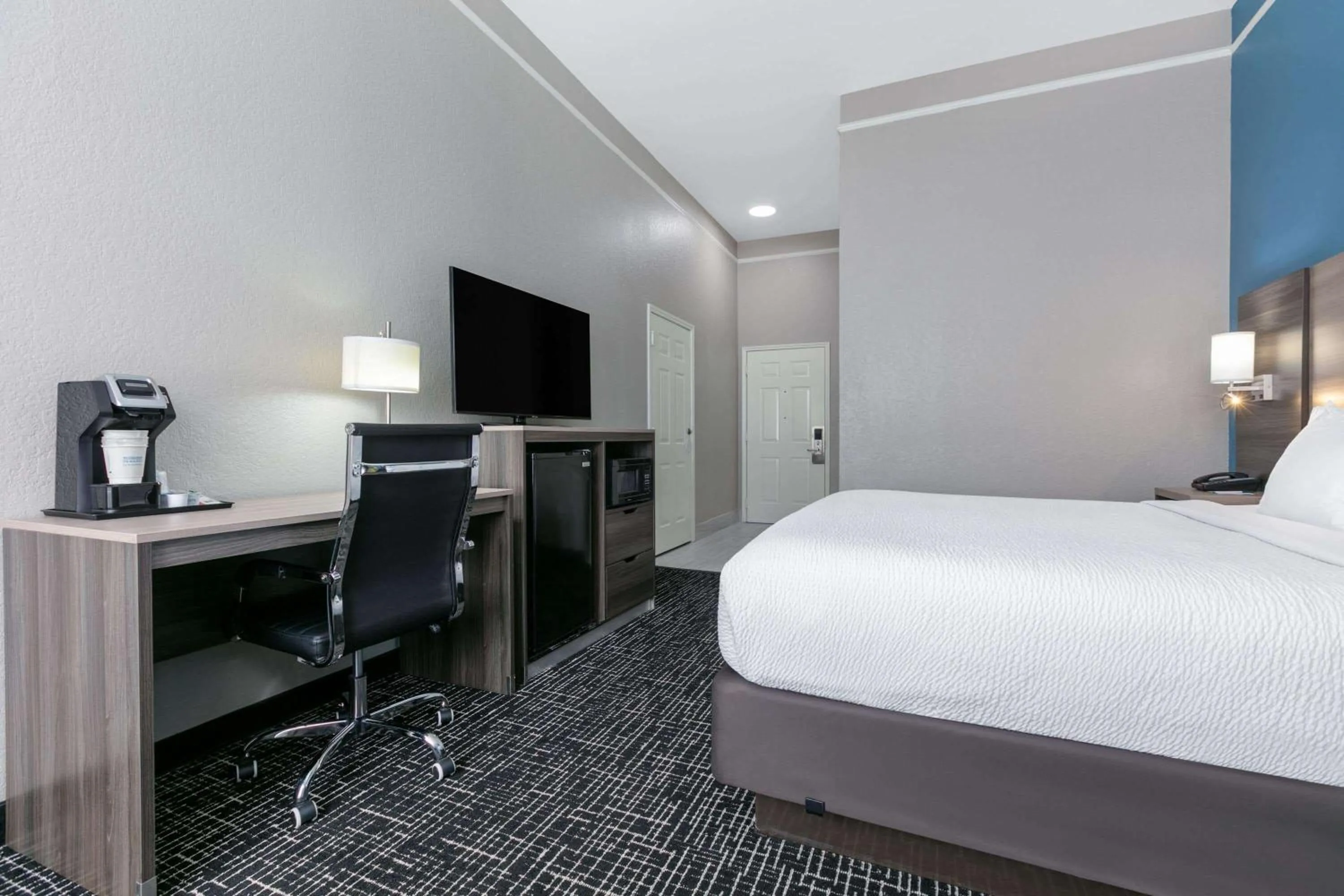 Photo of the whole room, Bed in La Quinta by Wyndham Weatherford