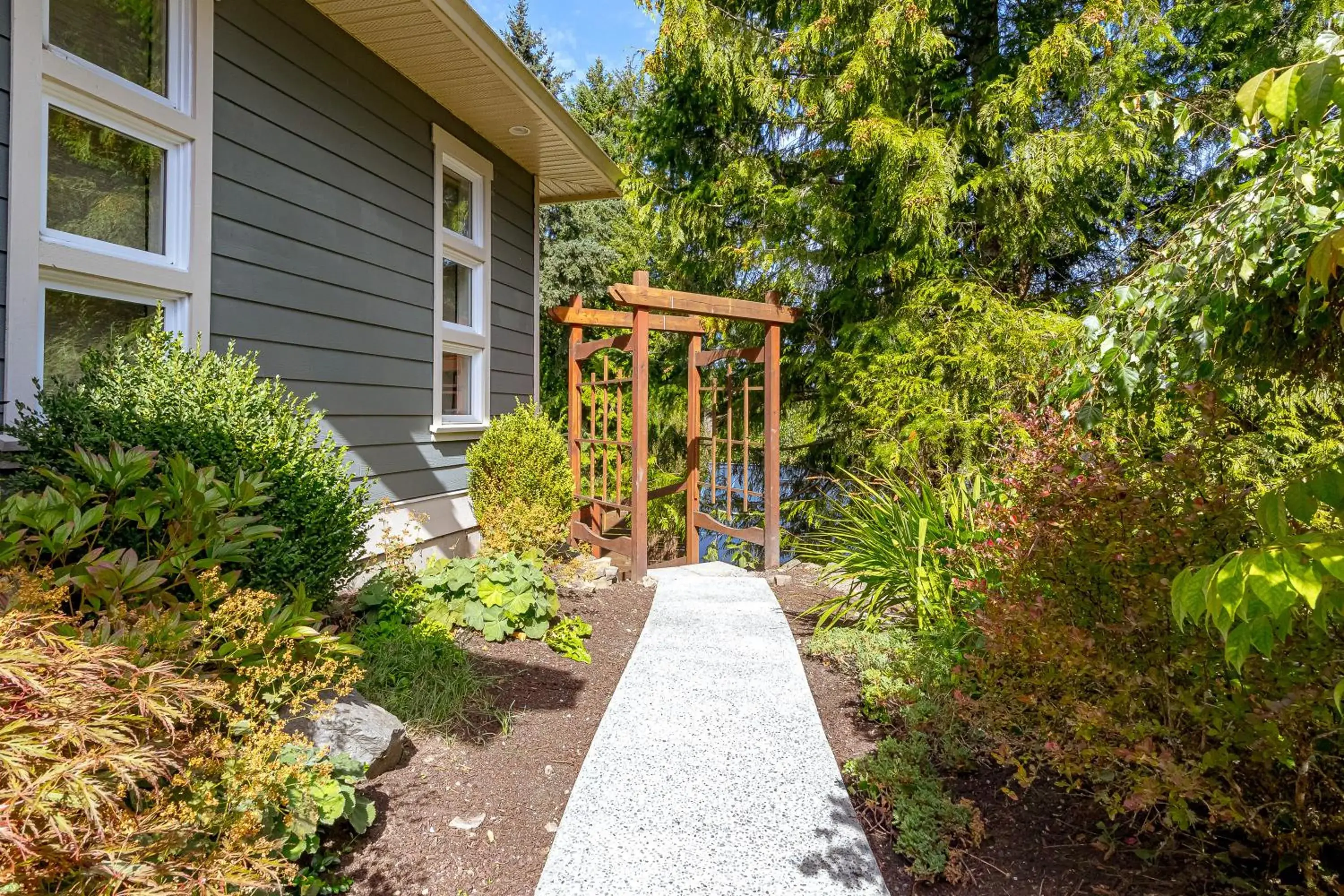 Double Room with Garden View - single occupancy in Shawnigan Suite B & B Double Room with Garden View - single occupancy in Shawnigan Suite B & B