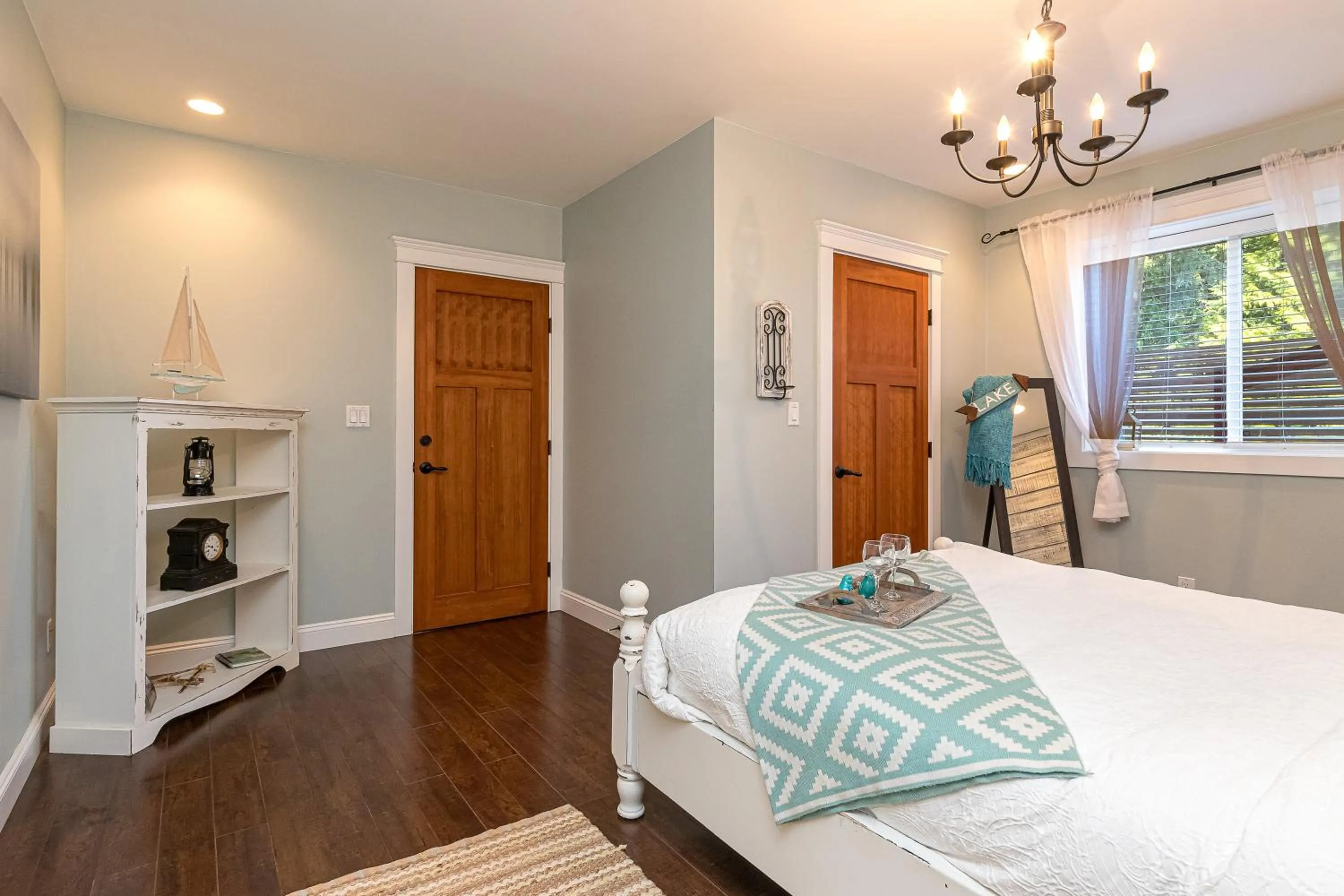 Photo of the whole room, Bed in Shawnigan Suite B & B