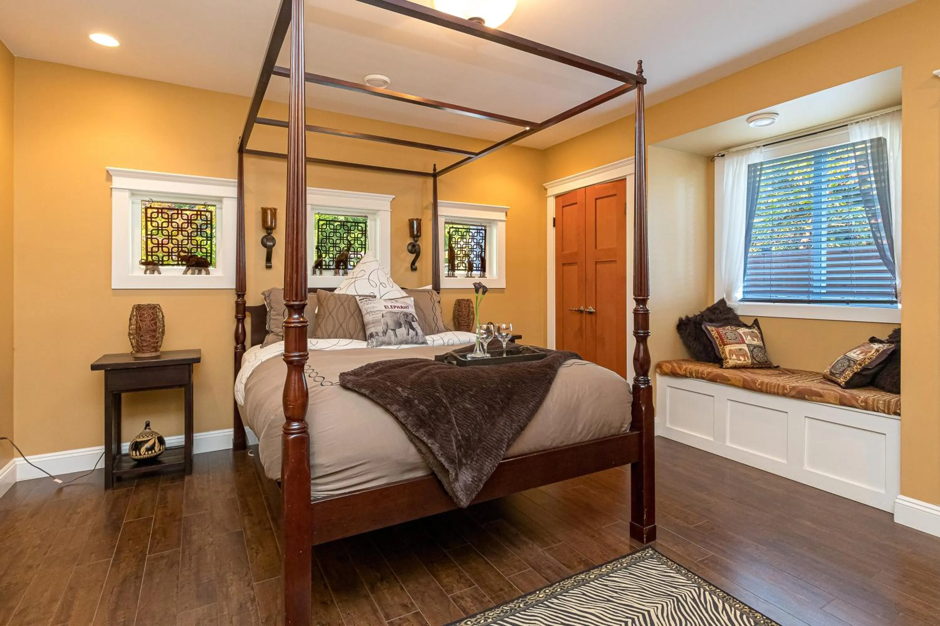 Photo of the whole room, Bed in Shawnigan Suite B & B