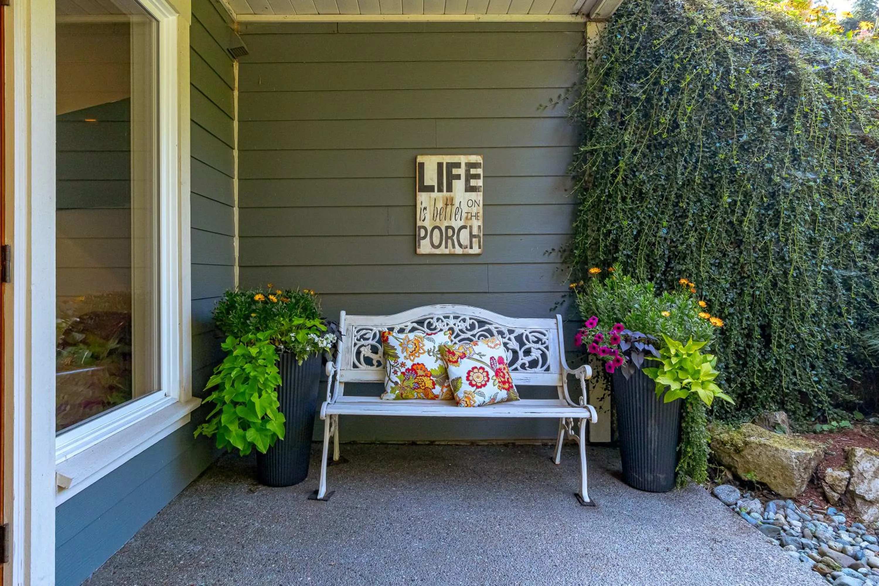 Patio in Shawnigan Suite B & B