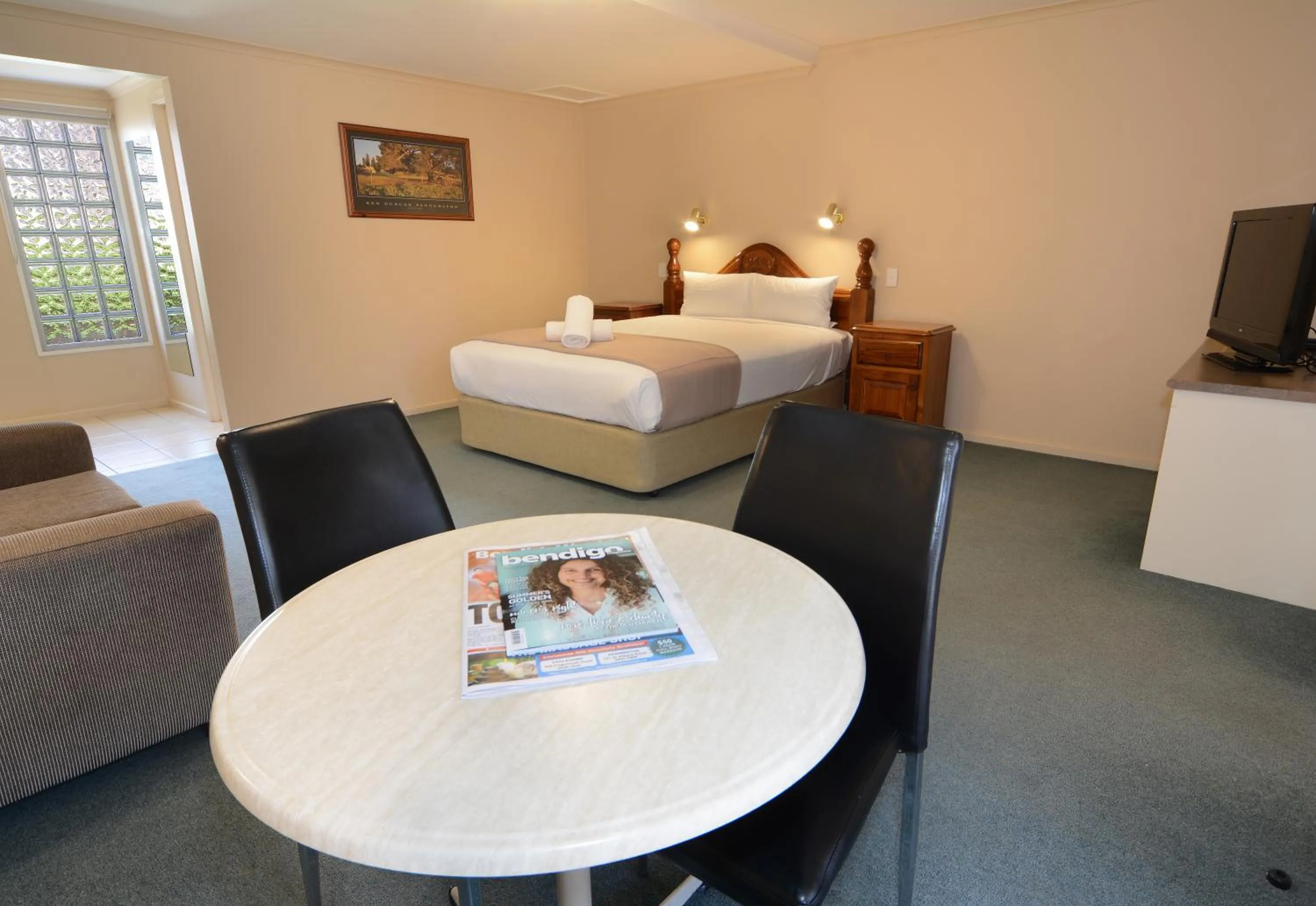 Seating area, Bed in City Centre Motel