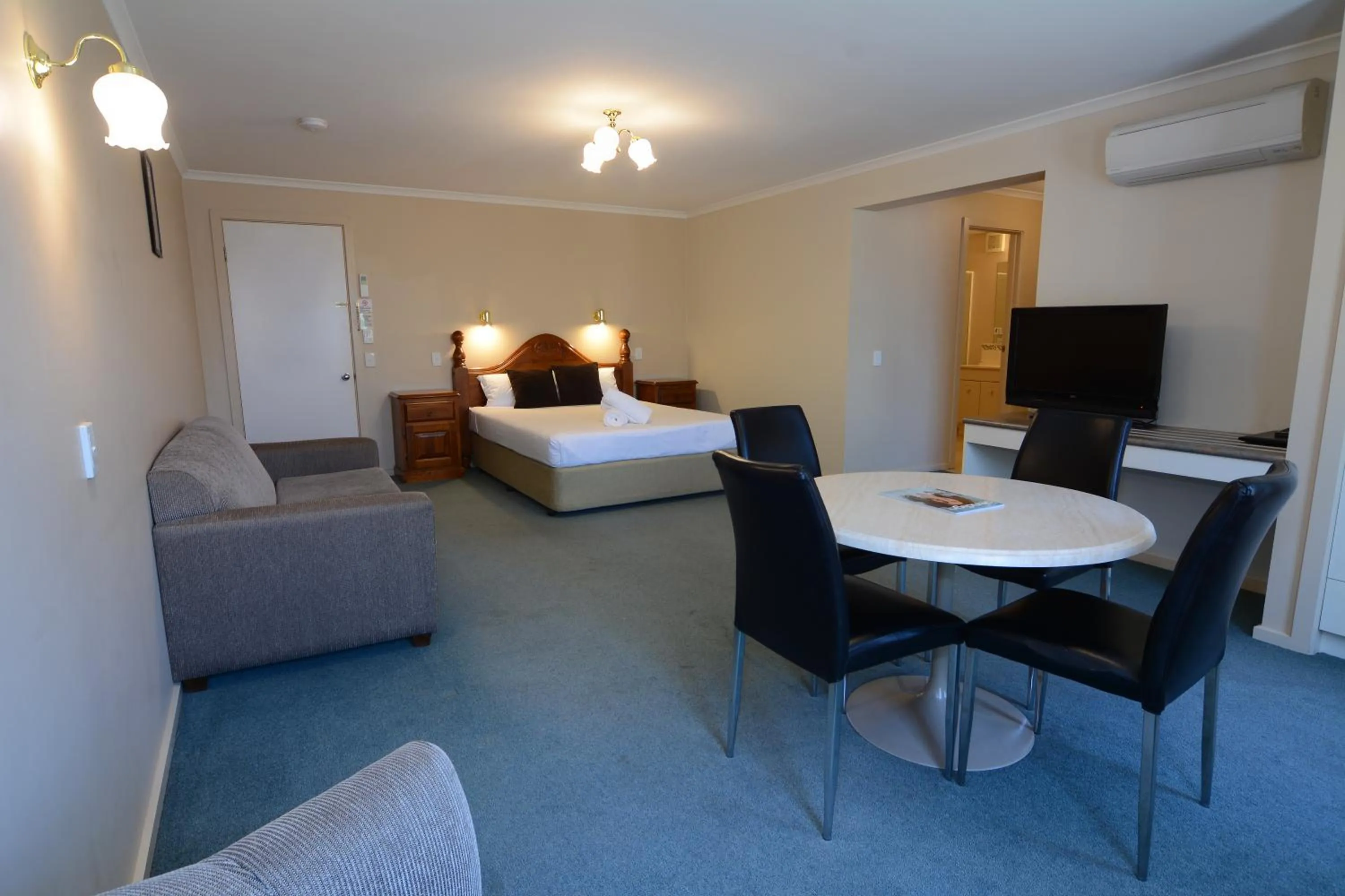 Seating area, Bed in City Centre Motel