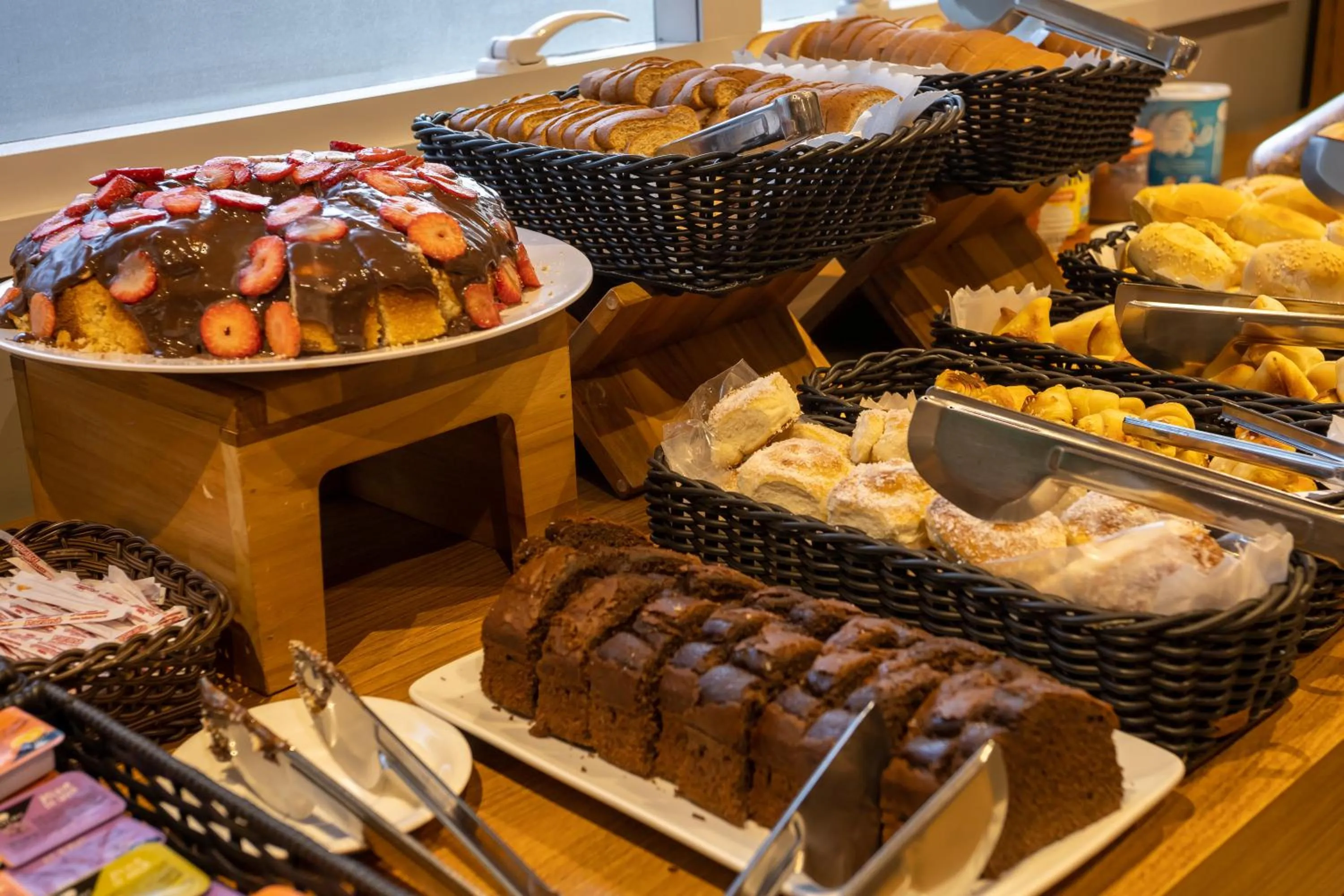 Continental breakfast in Carandá Hplus Express
