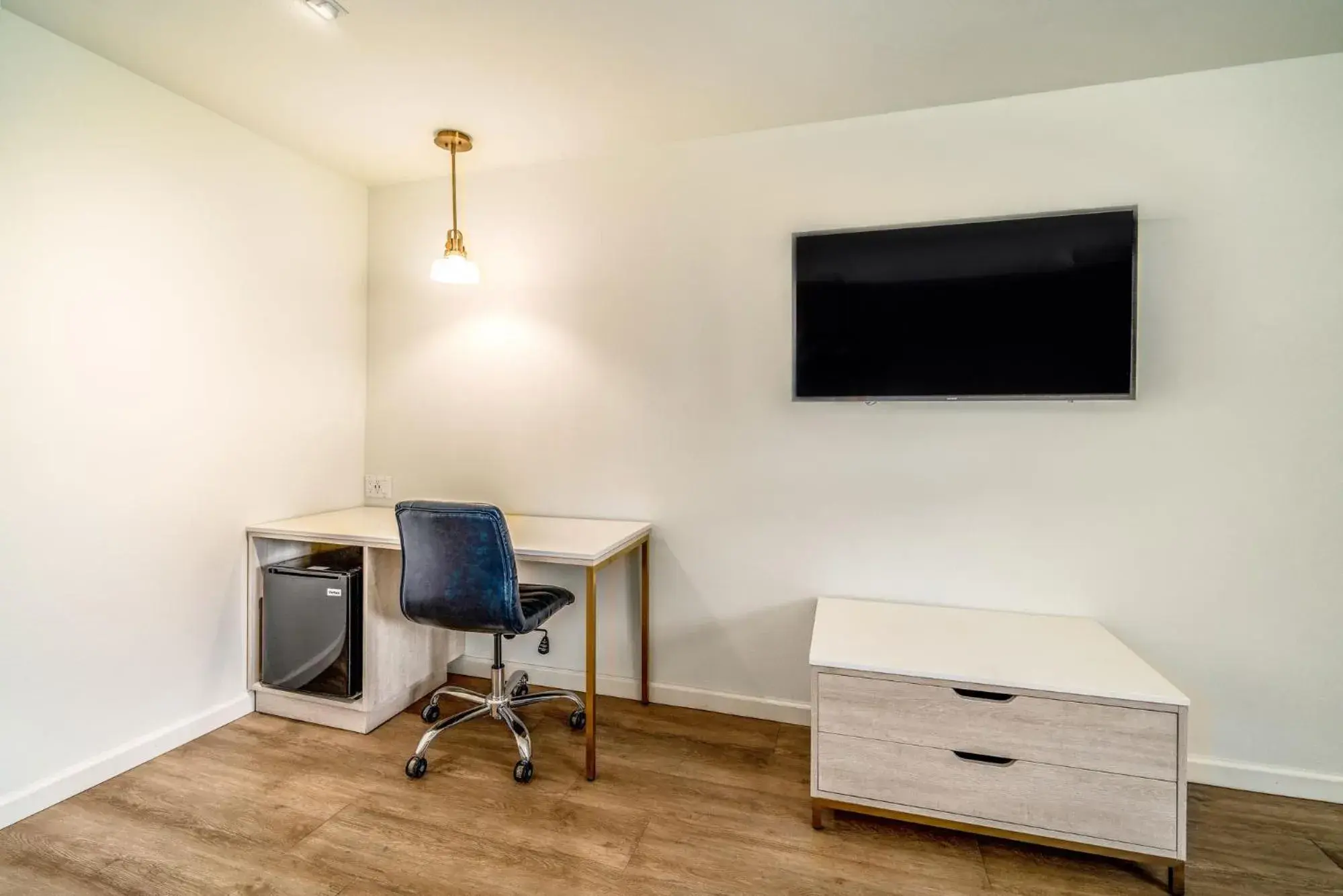 King Room with Roll-In Shower - Disability Access in Trend Hotel at LAX Airport King Room with Roll-In Shower - Disability Access in Trend Hotel at LAX Airport