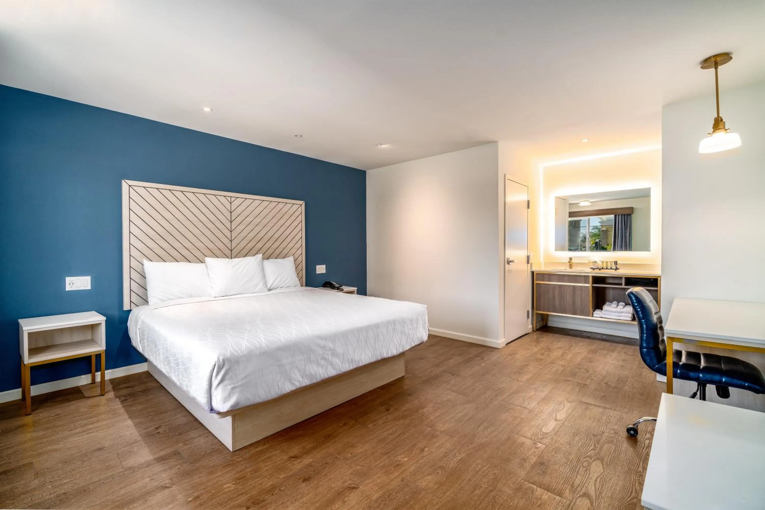 Photo of the whole room, Bed in Trend Hotel at LAX Airport