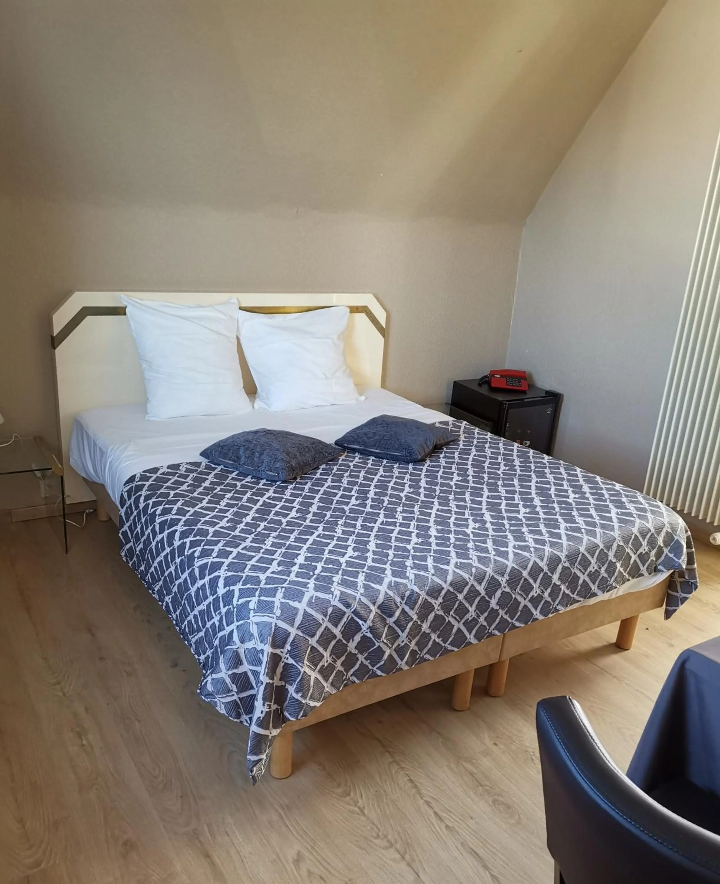 Bedroom, Bed in Hôtel La Côte d'Or