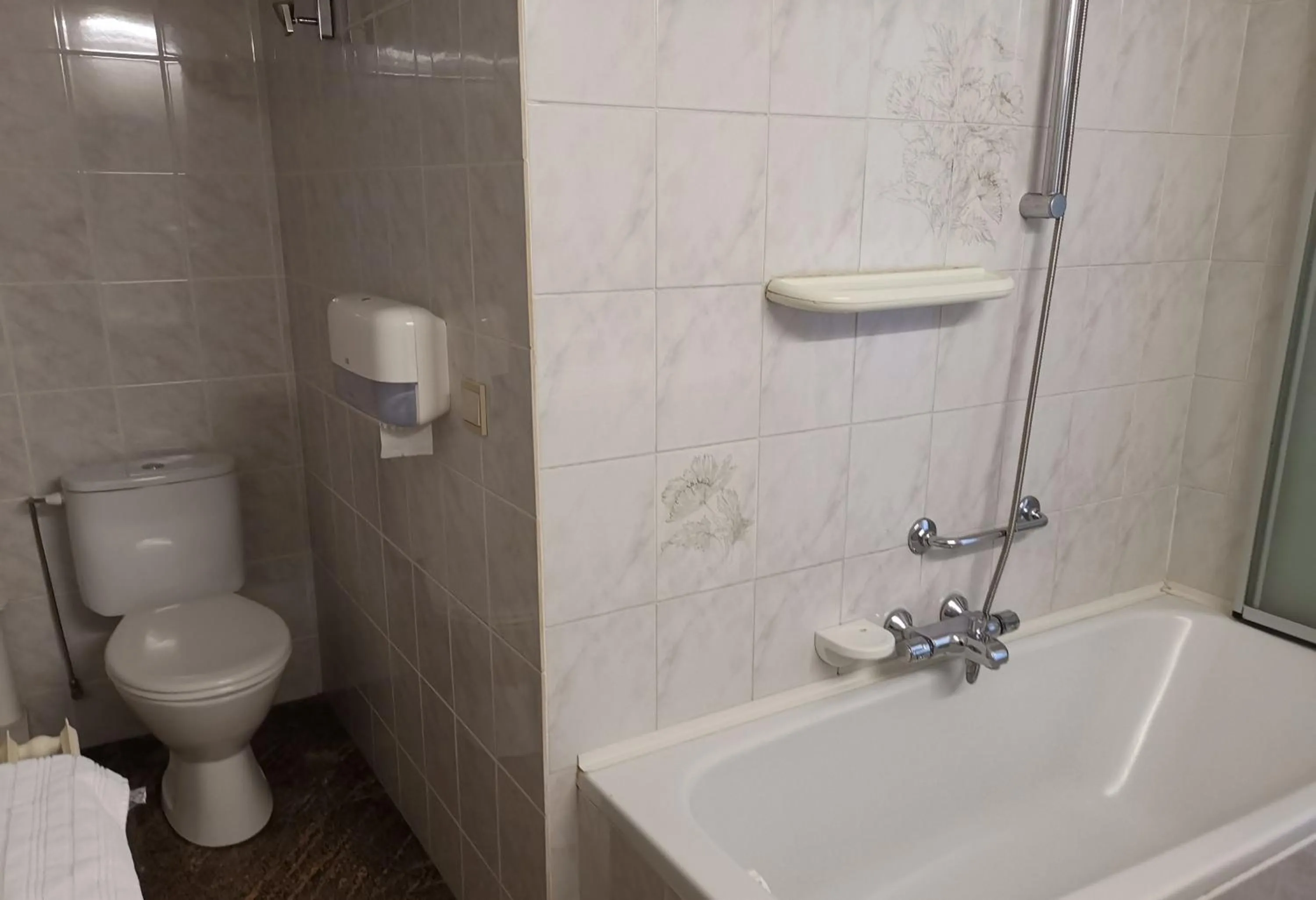 Bathroom in Hôtel La Côte d'Or