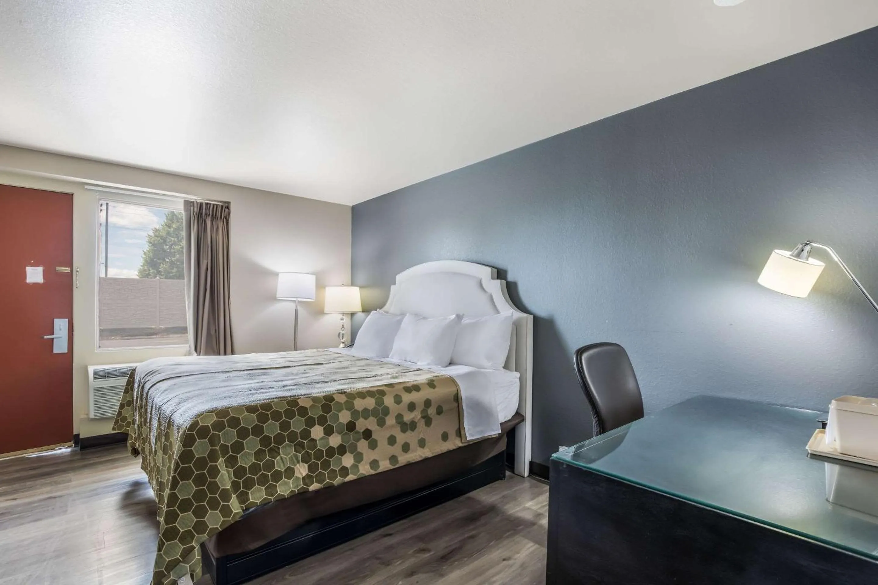 Bedroom, Bed in Econo Lodge Neenah