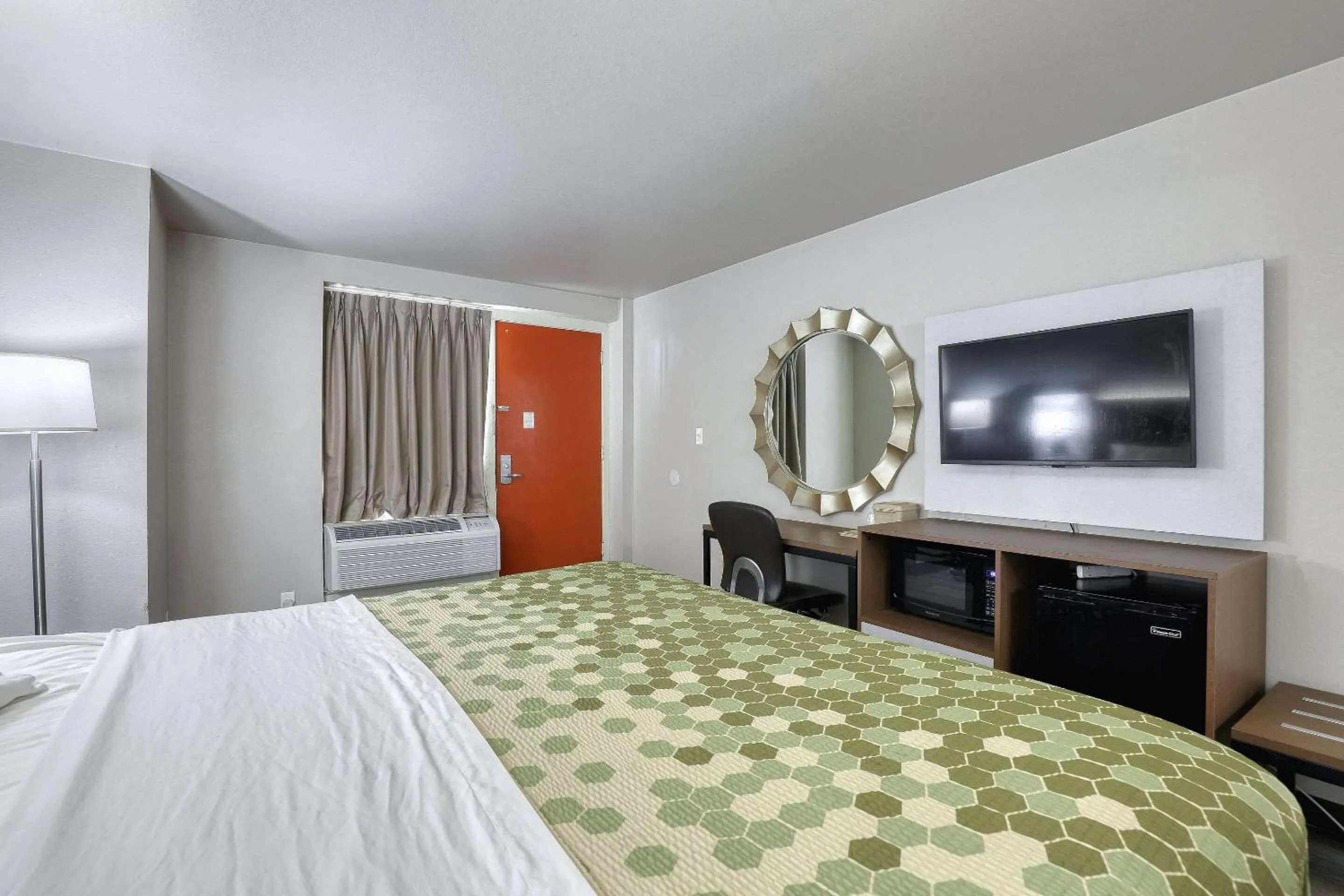 Bedroom, Bed in Econo Lodge Neenah