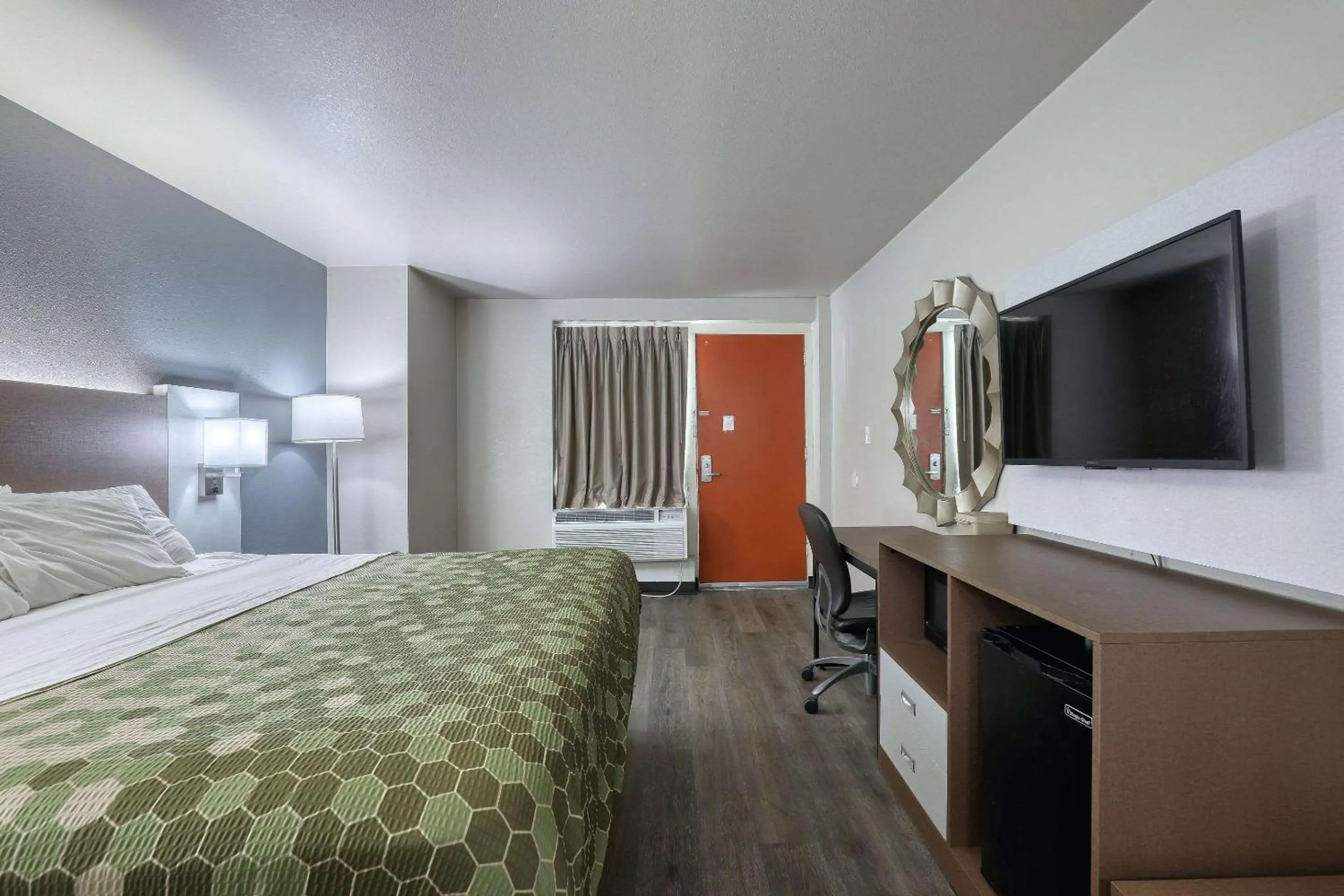 Bedroom, Bed in Econo Lodge Neenah