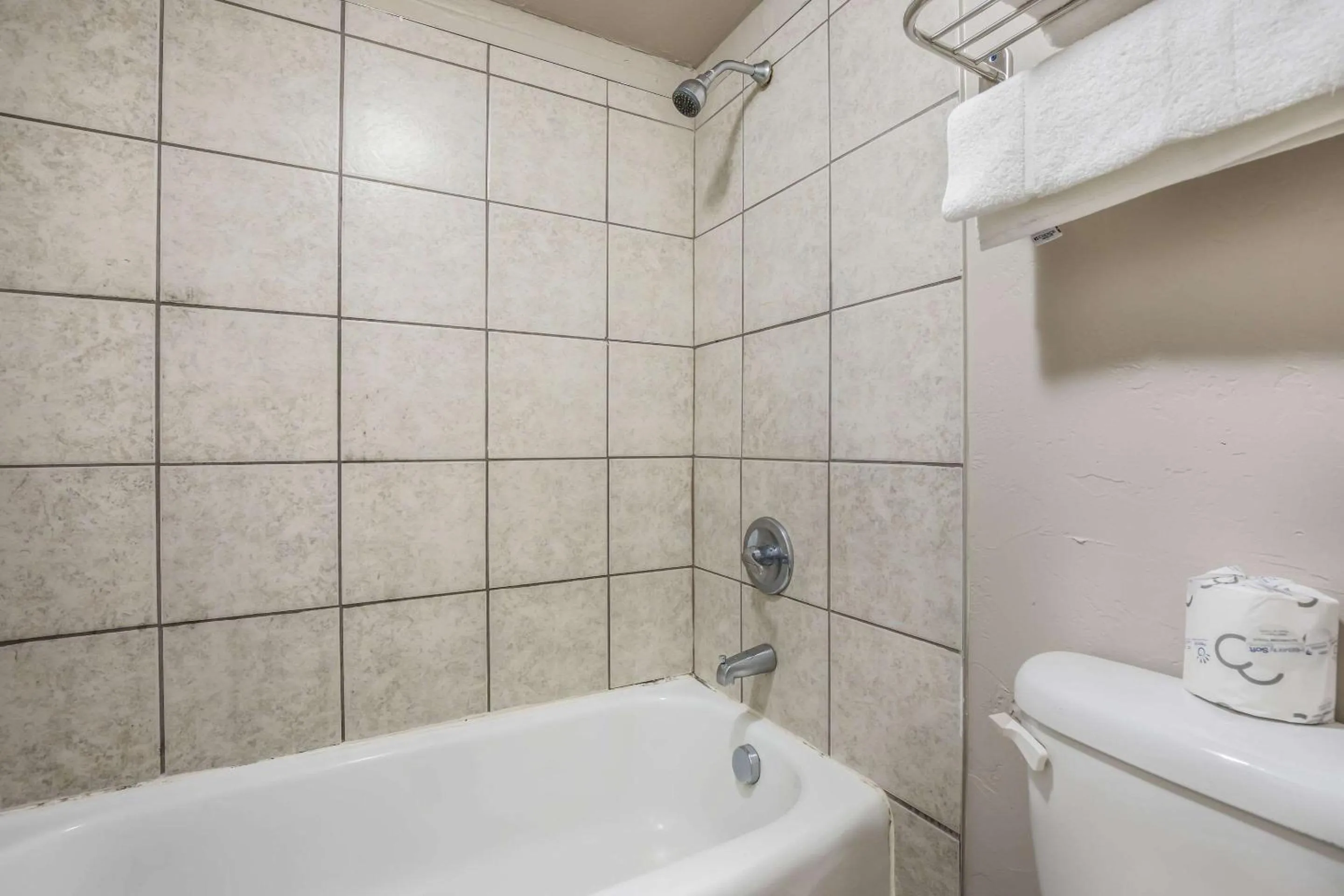 Bedroom in Econo Lodge Neenah