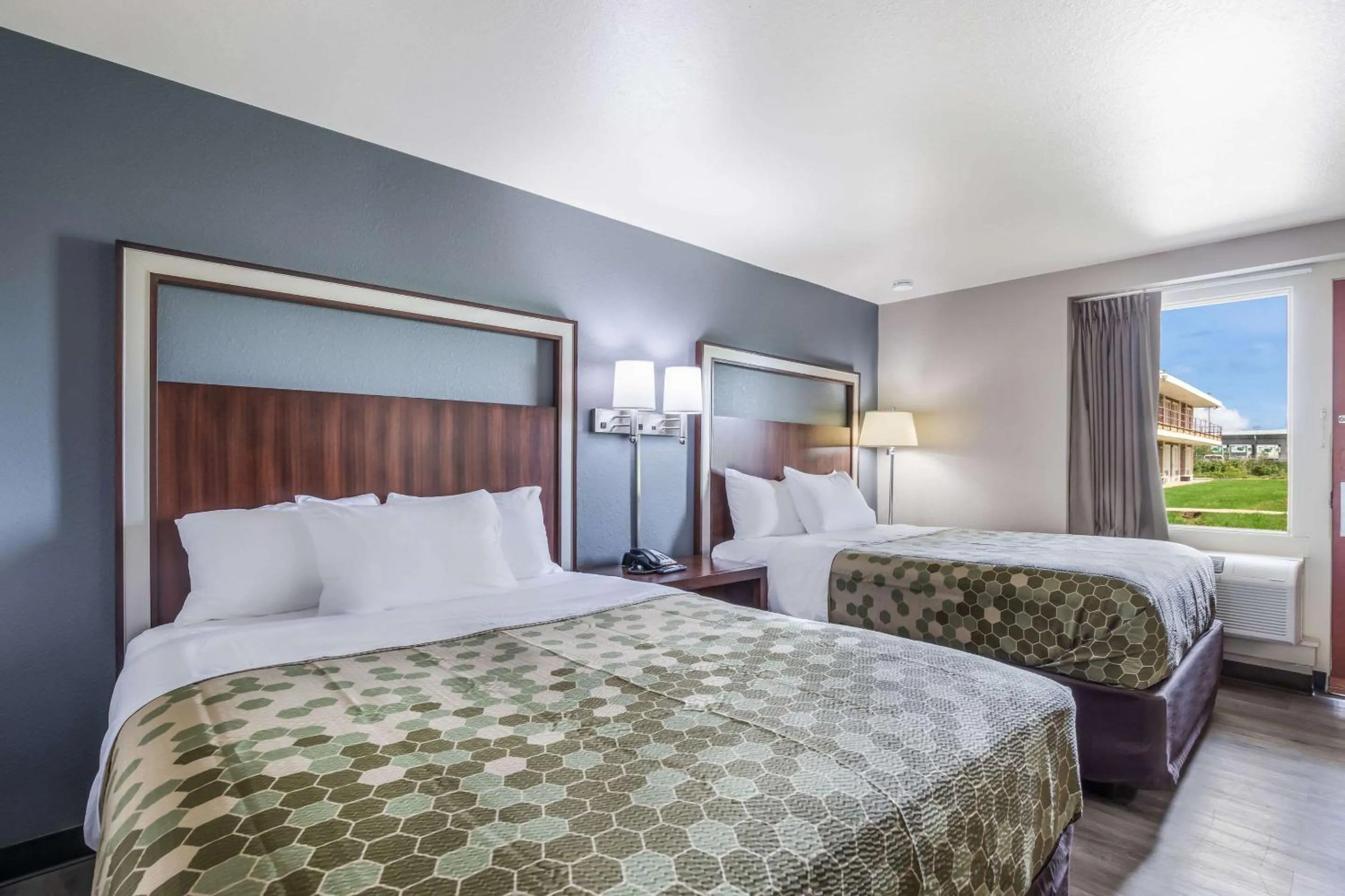 Bedroom, Bed in Econo Lodge Neenah