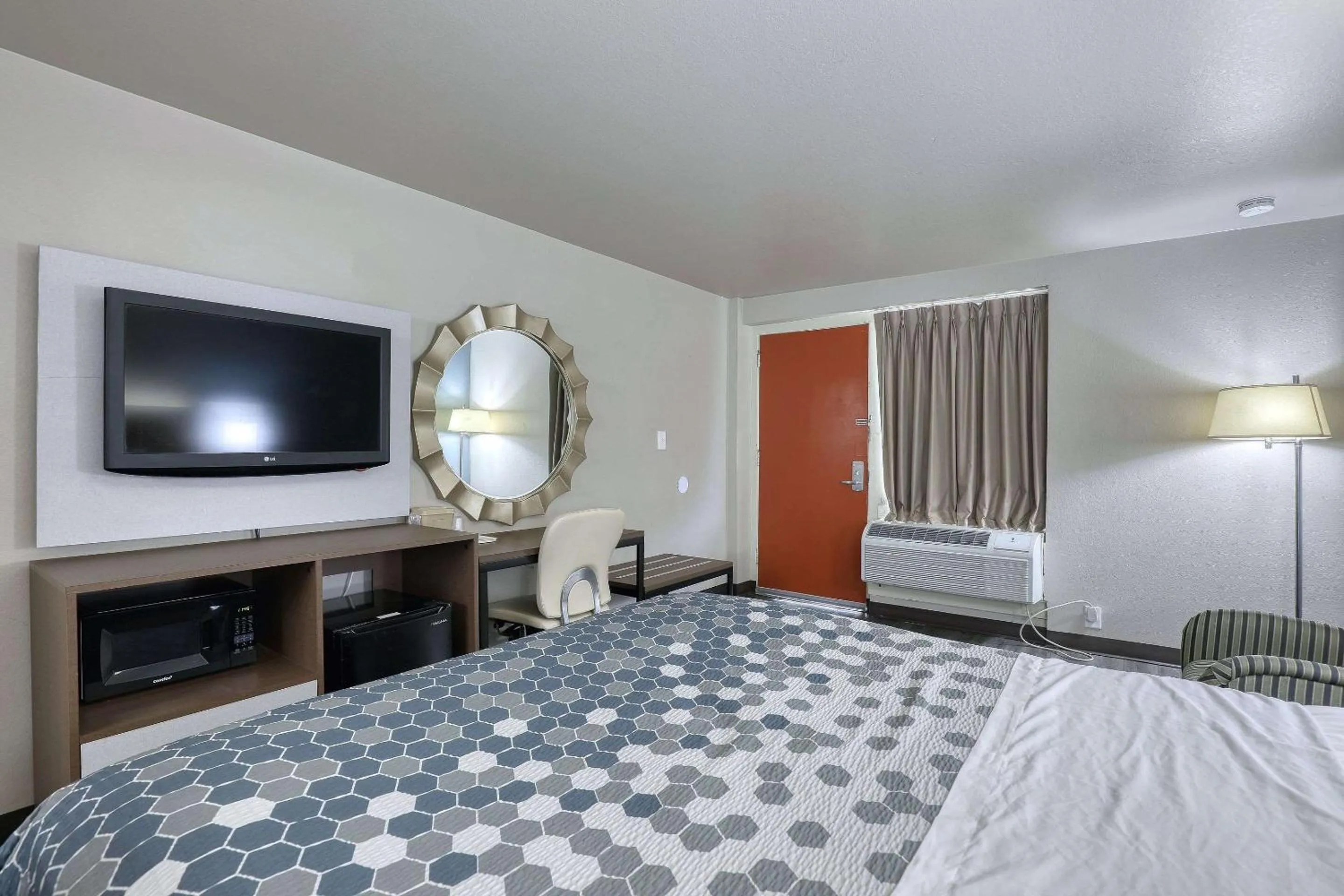 Bedroom, Bed in Econo Lodge Neenah