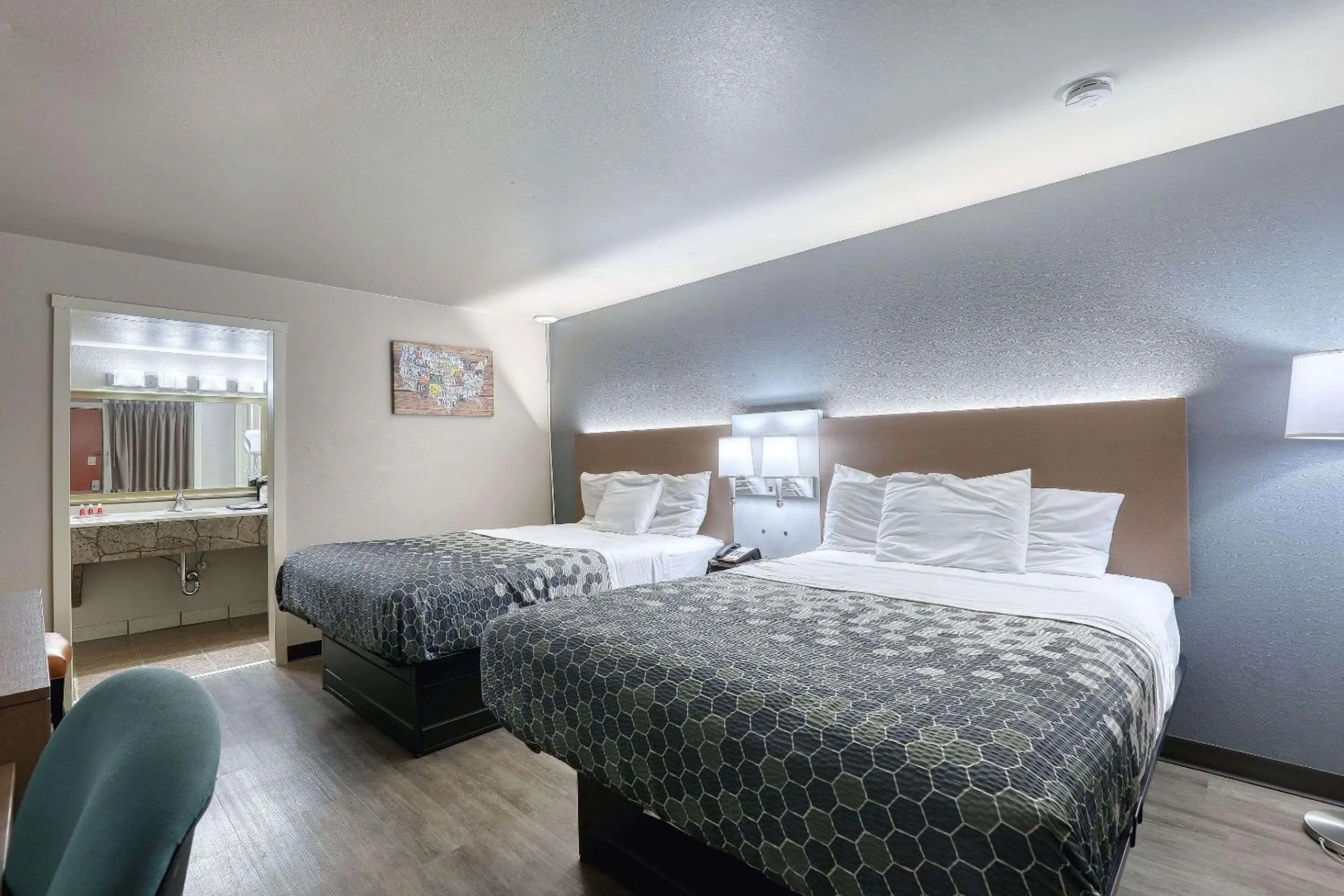 Bedroom, Bed in Econo Lodge Neenah