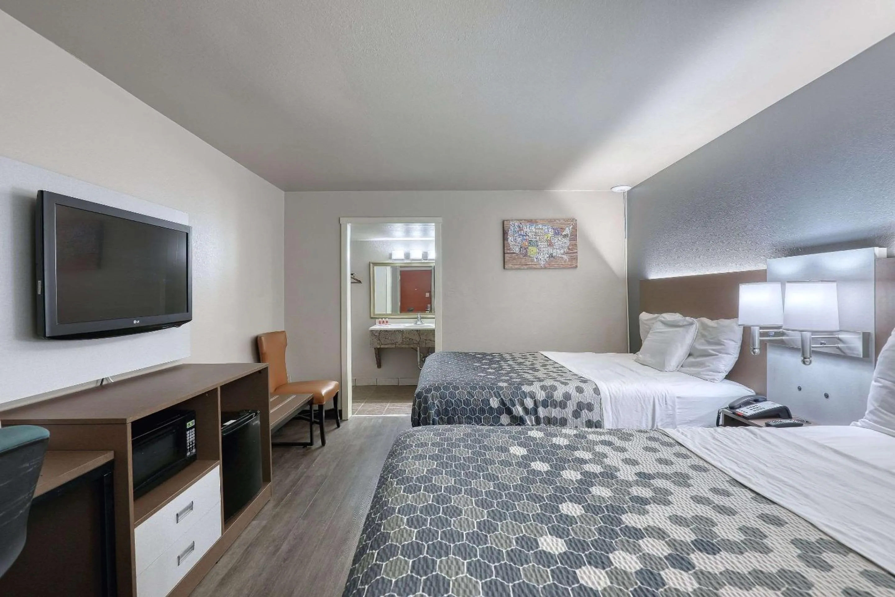 Bedroom, Bed in Econo Lodge Neenah