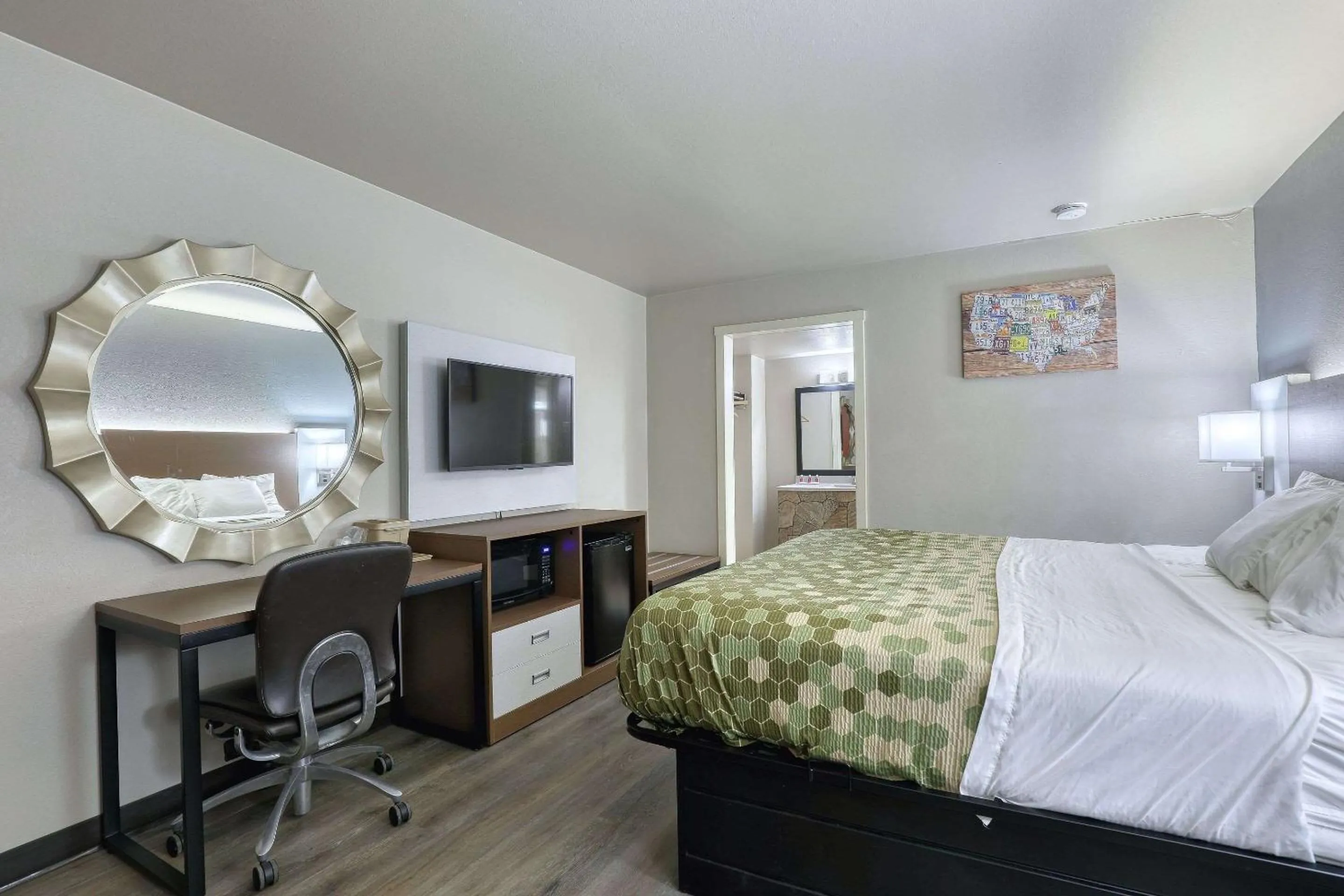 Bedroom, Bed in Econo Lodge Neenah